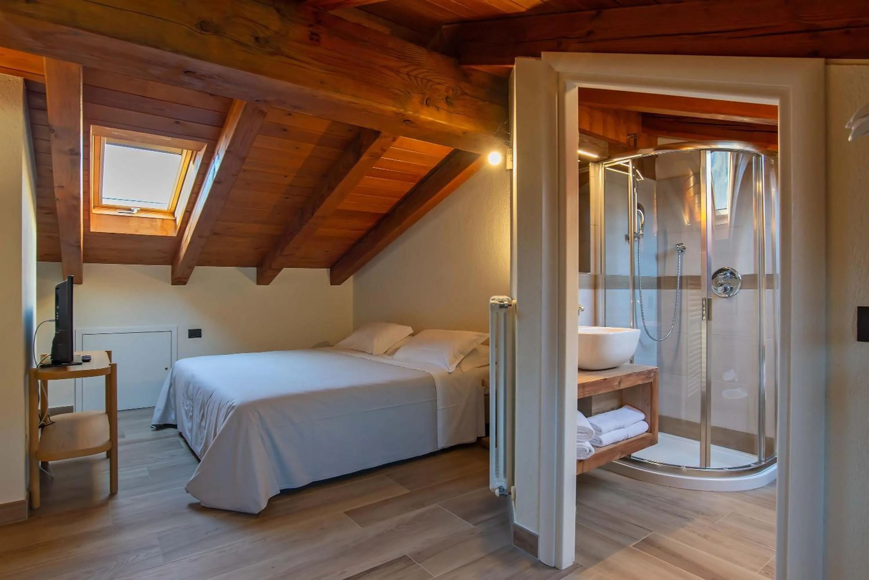 Shower, Bed in Relais Du Foyer