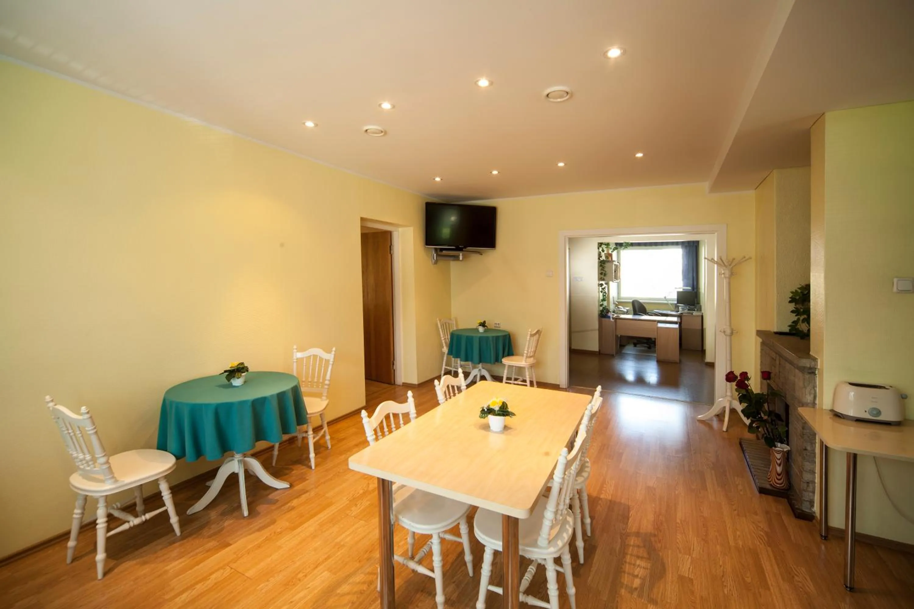 Restaurant/places to eat in Alexi Villa