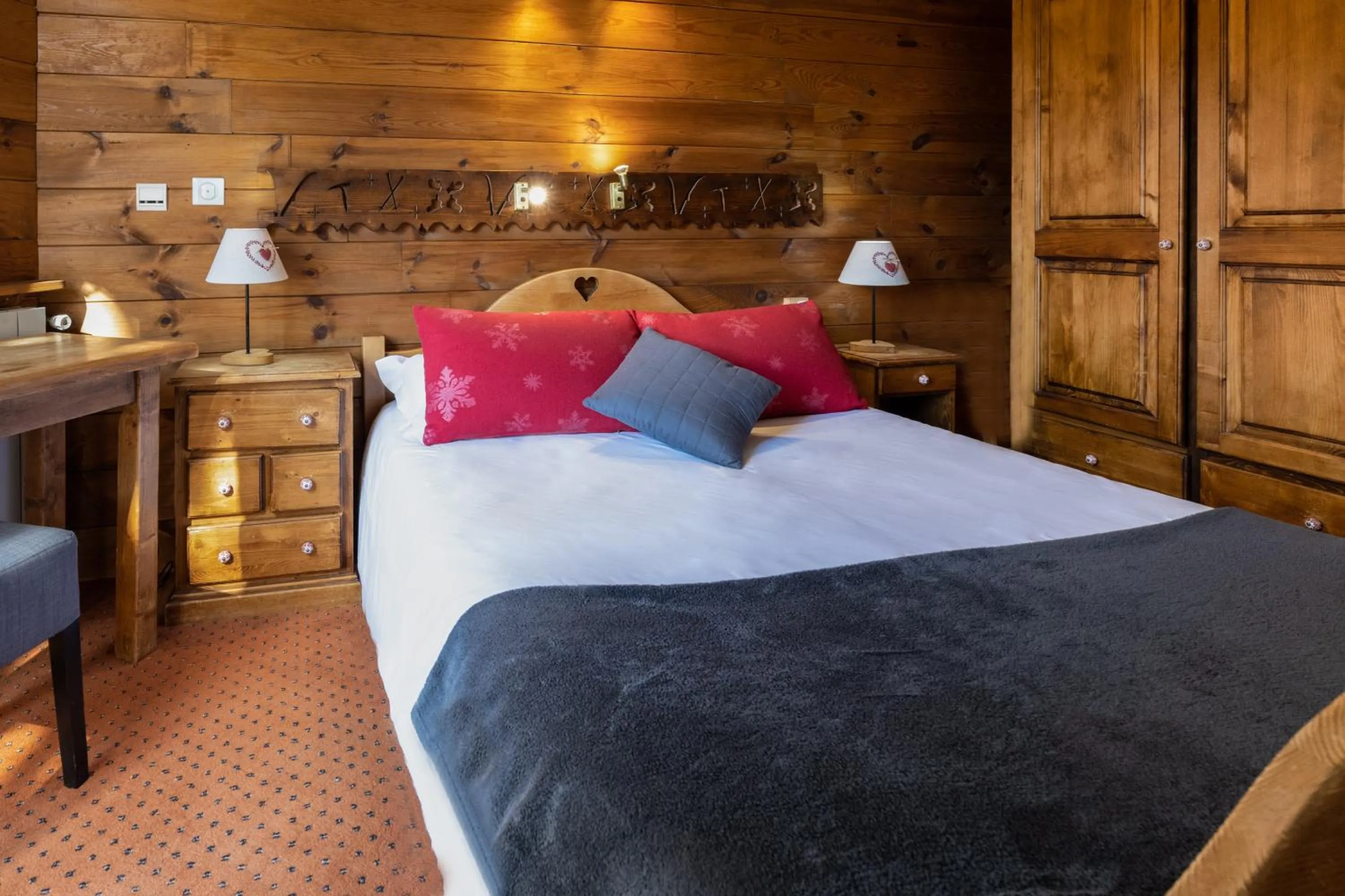 Photo of the whole room, Bed in Hotel l'Ecureuil