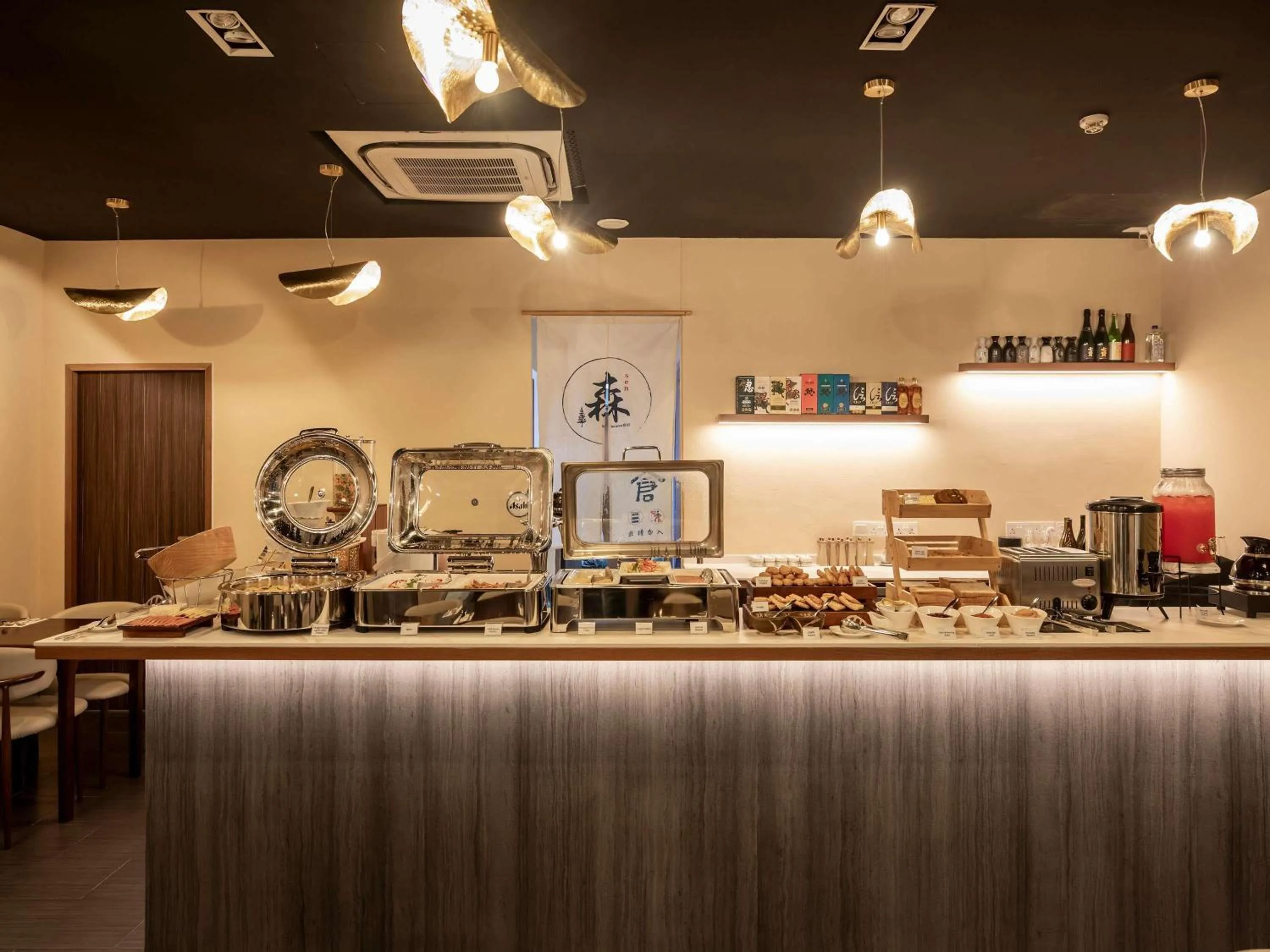 Restaurant/places to eat in ibis budget Singapore Imperial