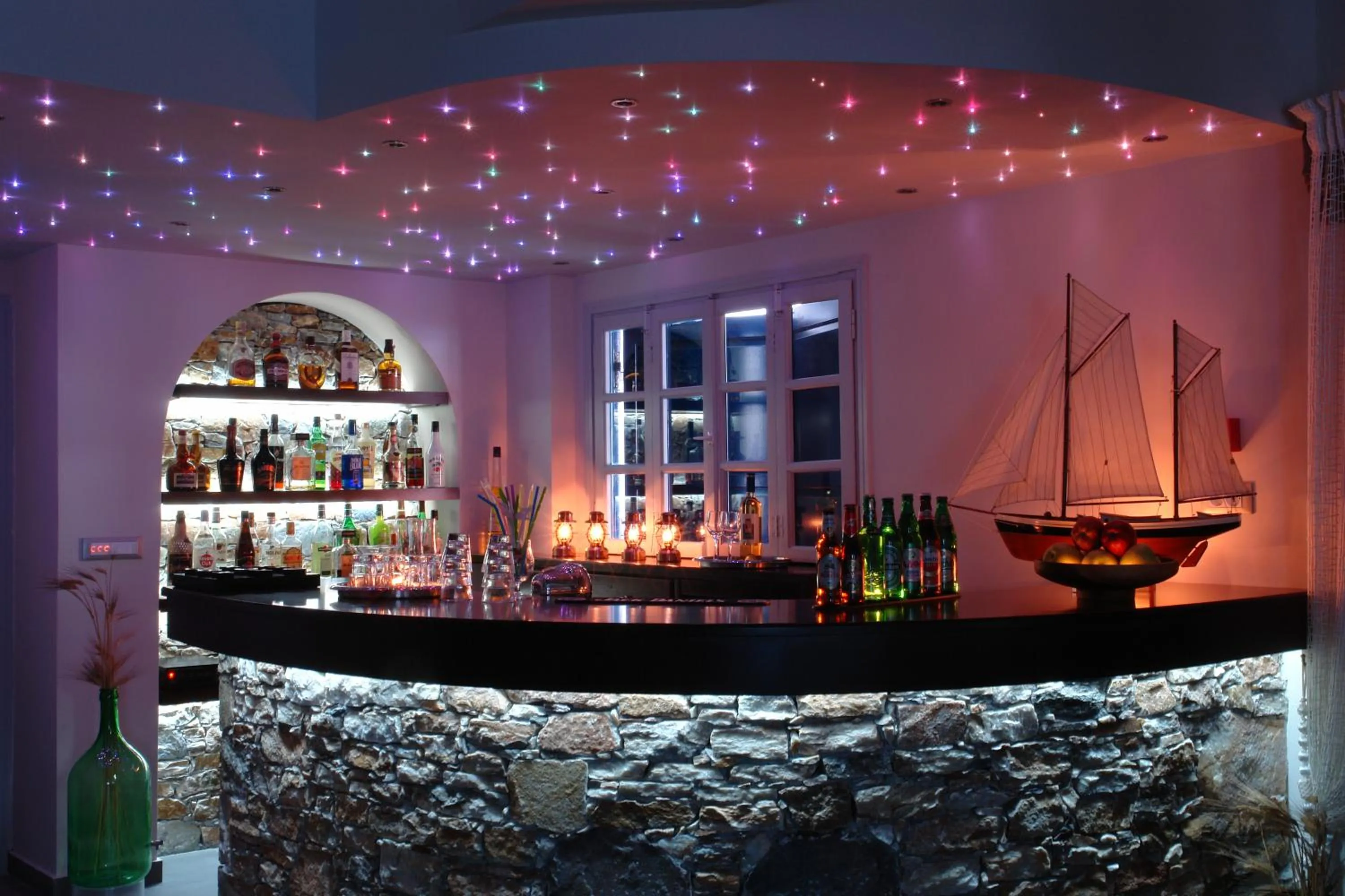 Communal lounge/ TV room in Vrahos Boutique Hotel