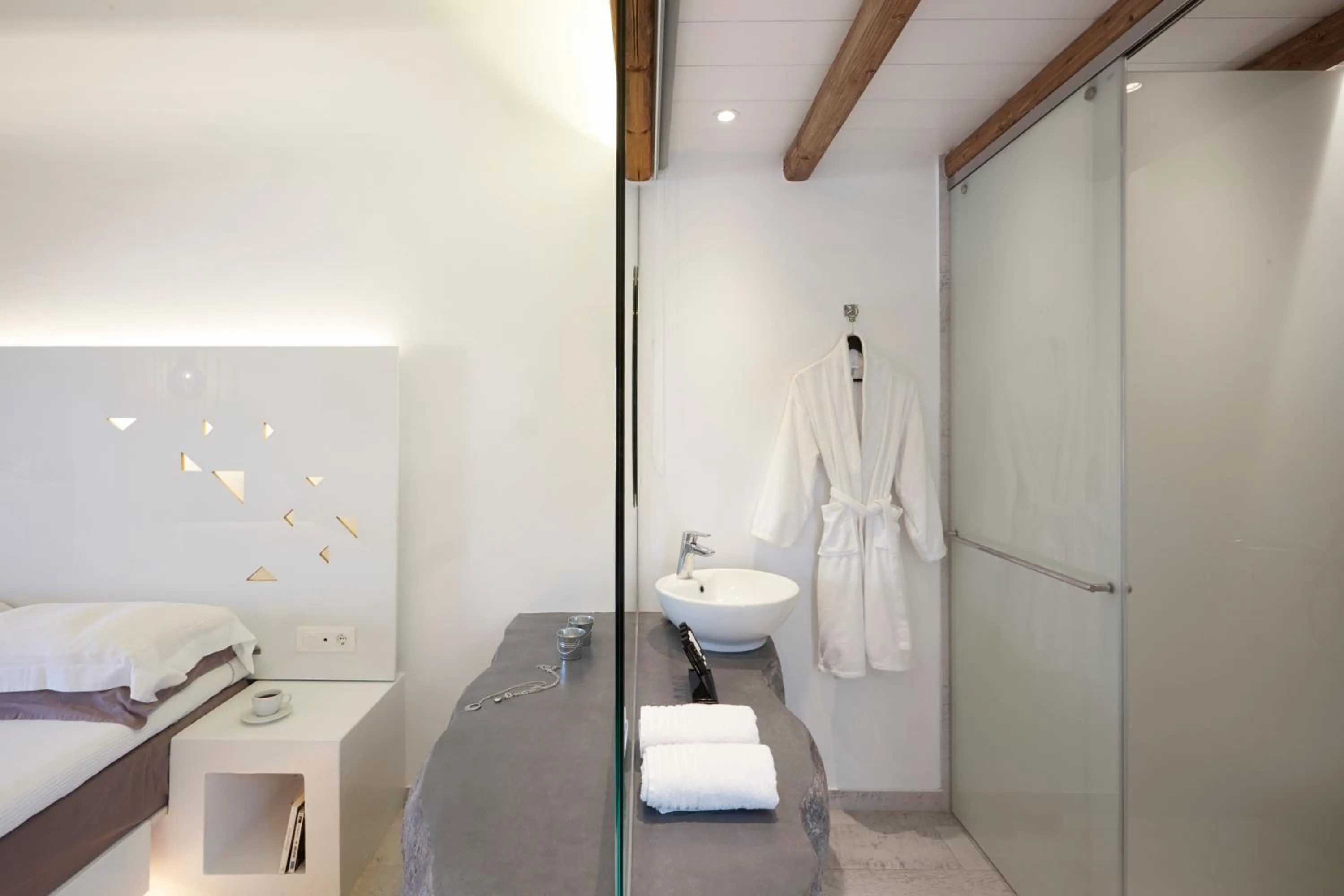Shower, Bed in Vrahos Boutique Hotel