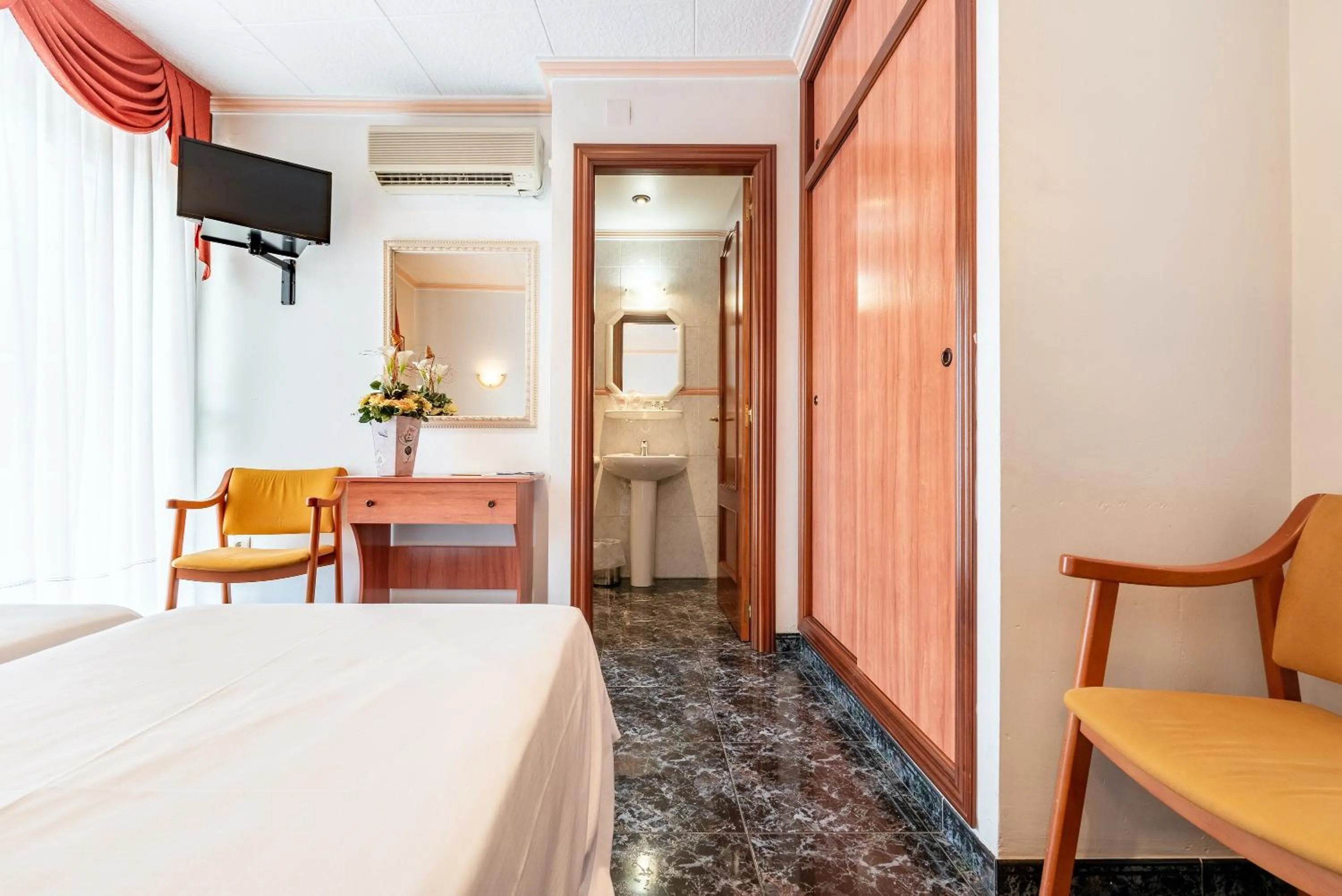 Bed in Hotel Canadá