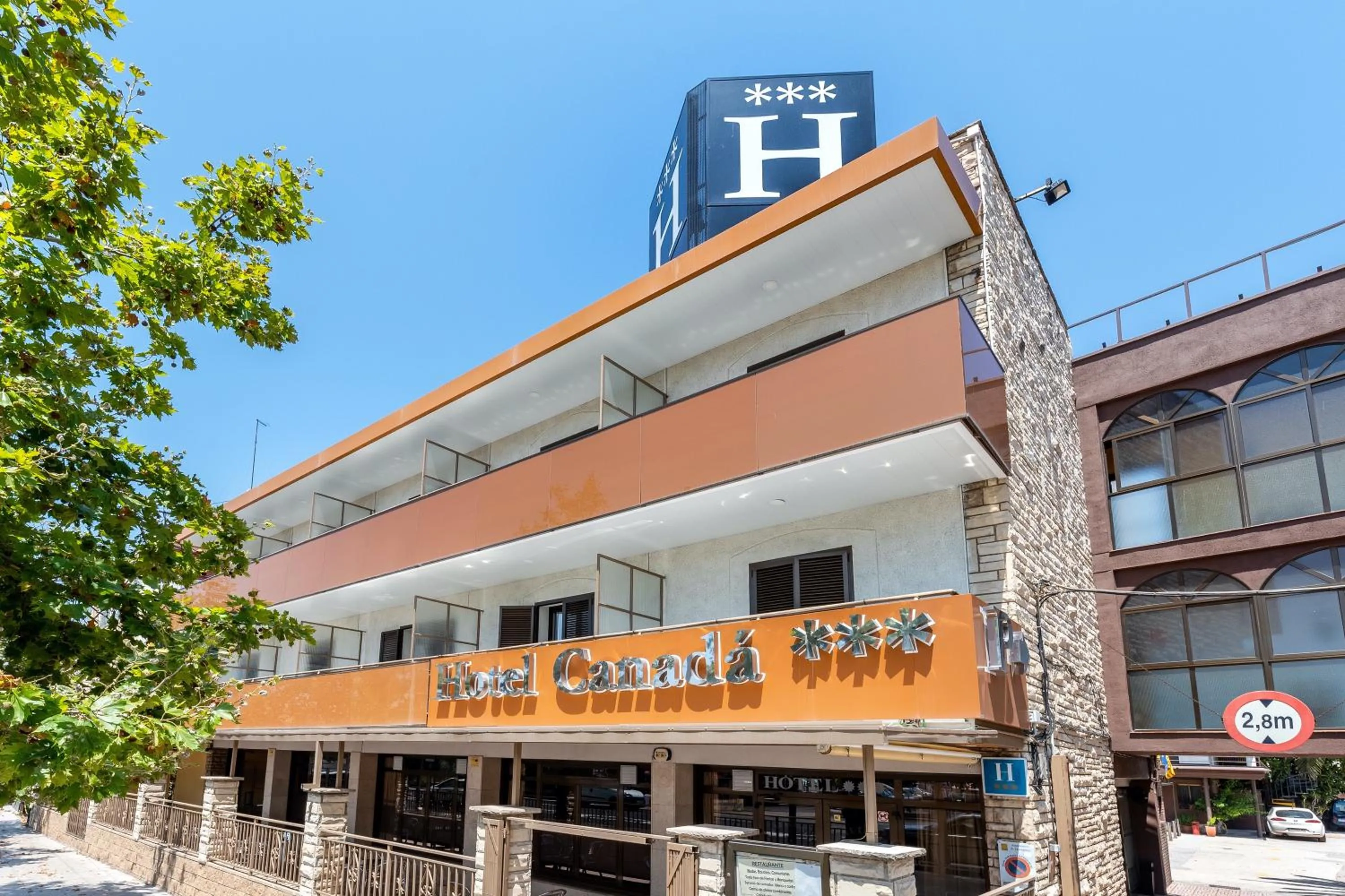 Property building in Hotel Canadá