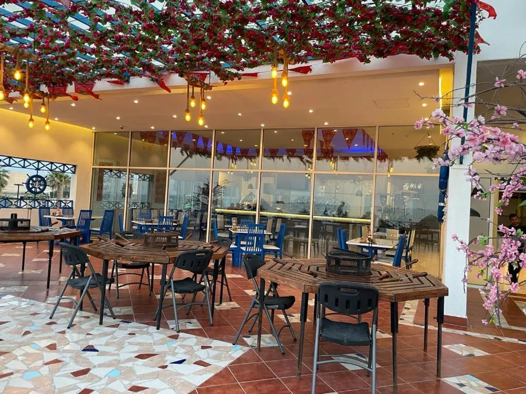 Restaurant/places to eat in Palm Beach Resort Half Moon
