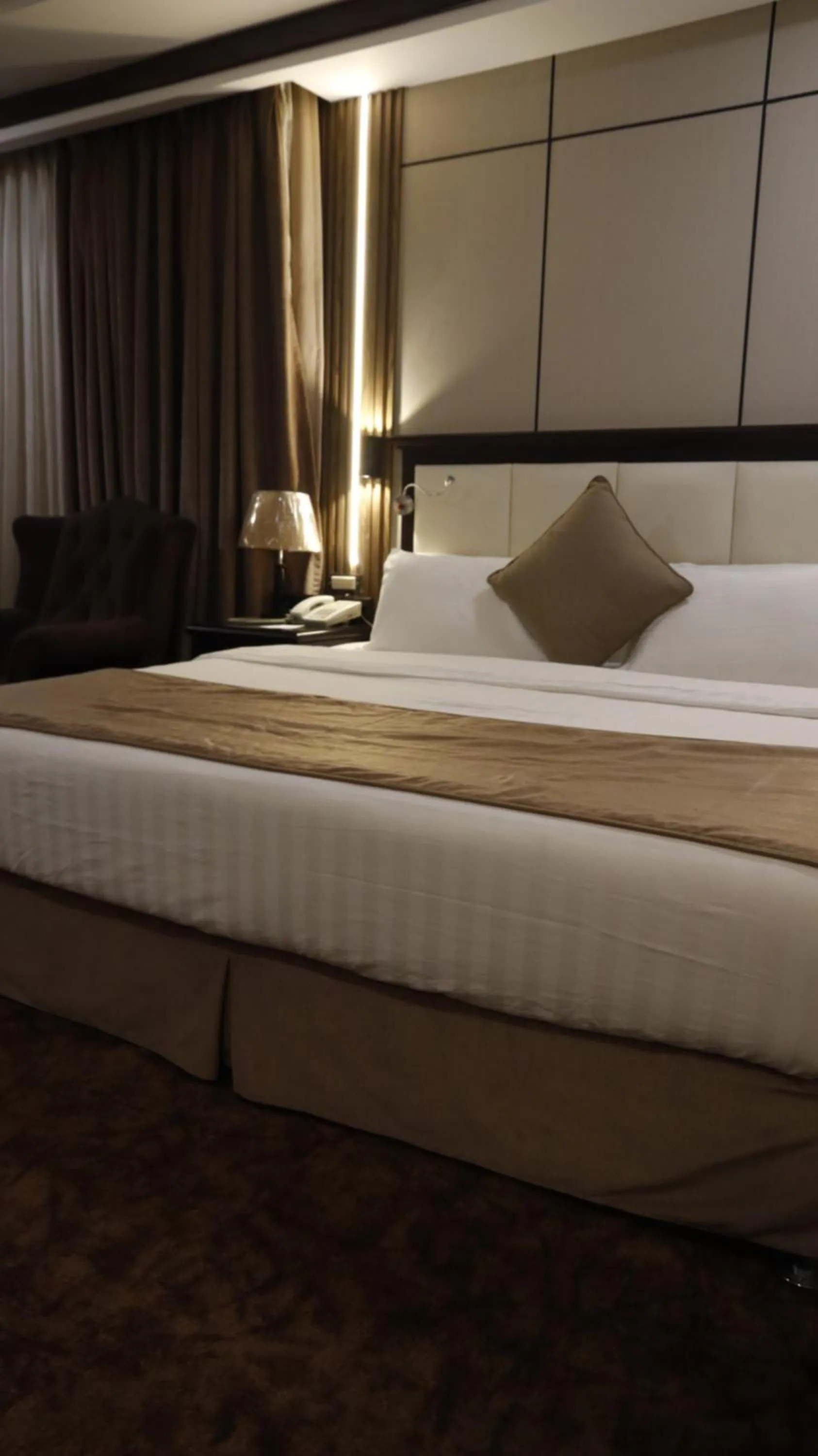 Property building, Bed in Rojina Hotel