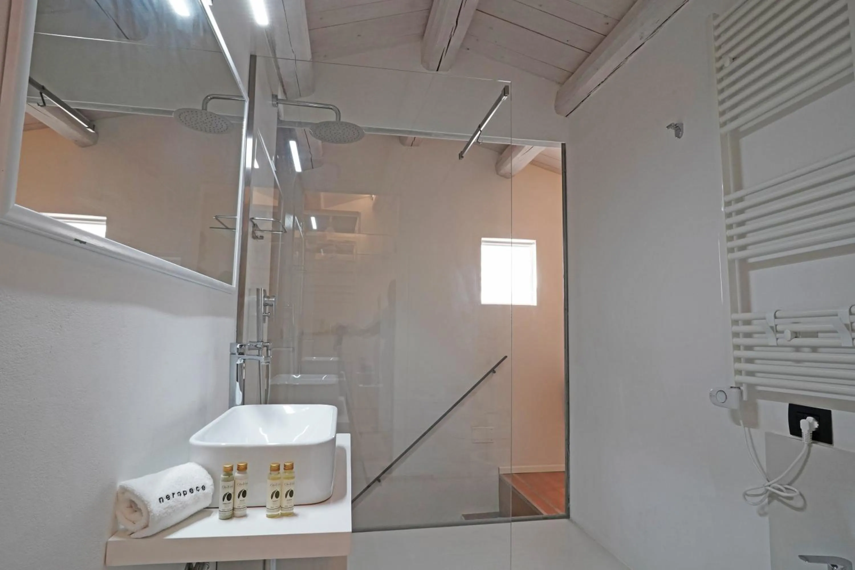 Shower in neropece