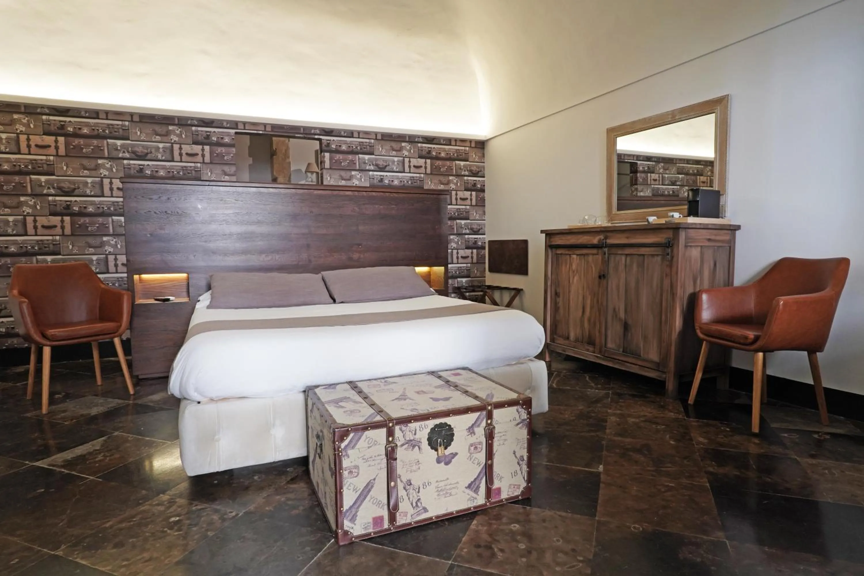 Bedroom, Bed in neropece