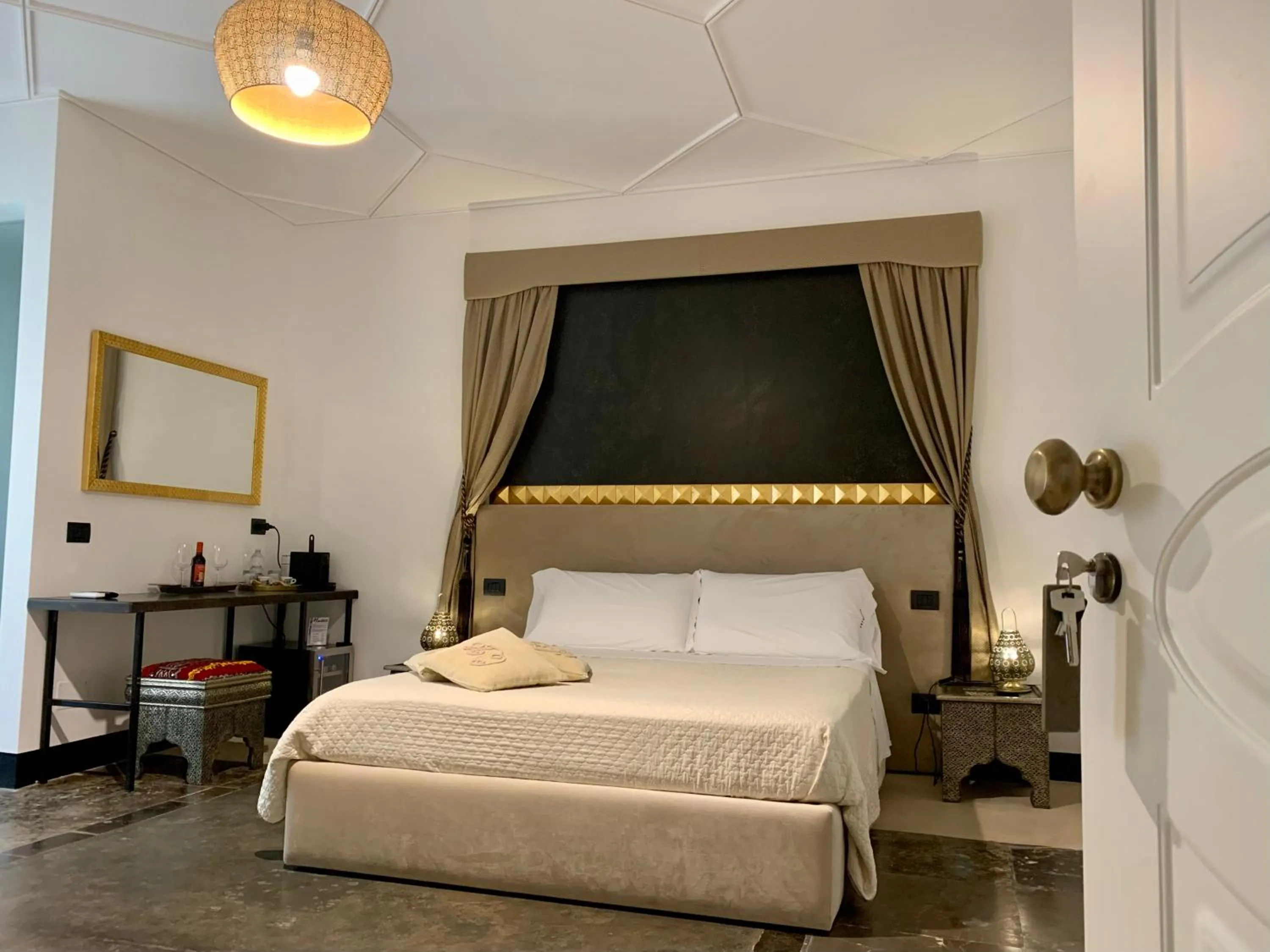 Photo of the whole room, Bed in neropece