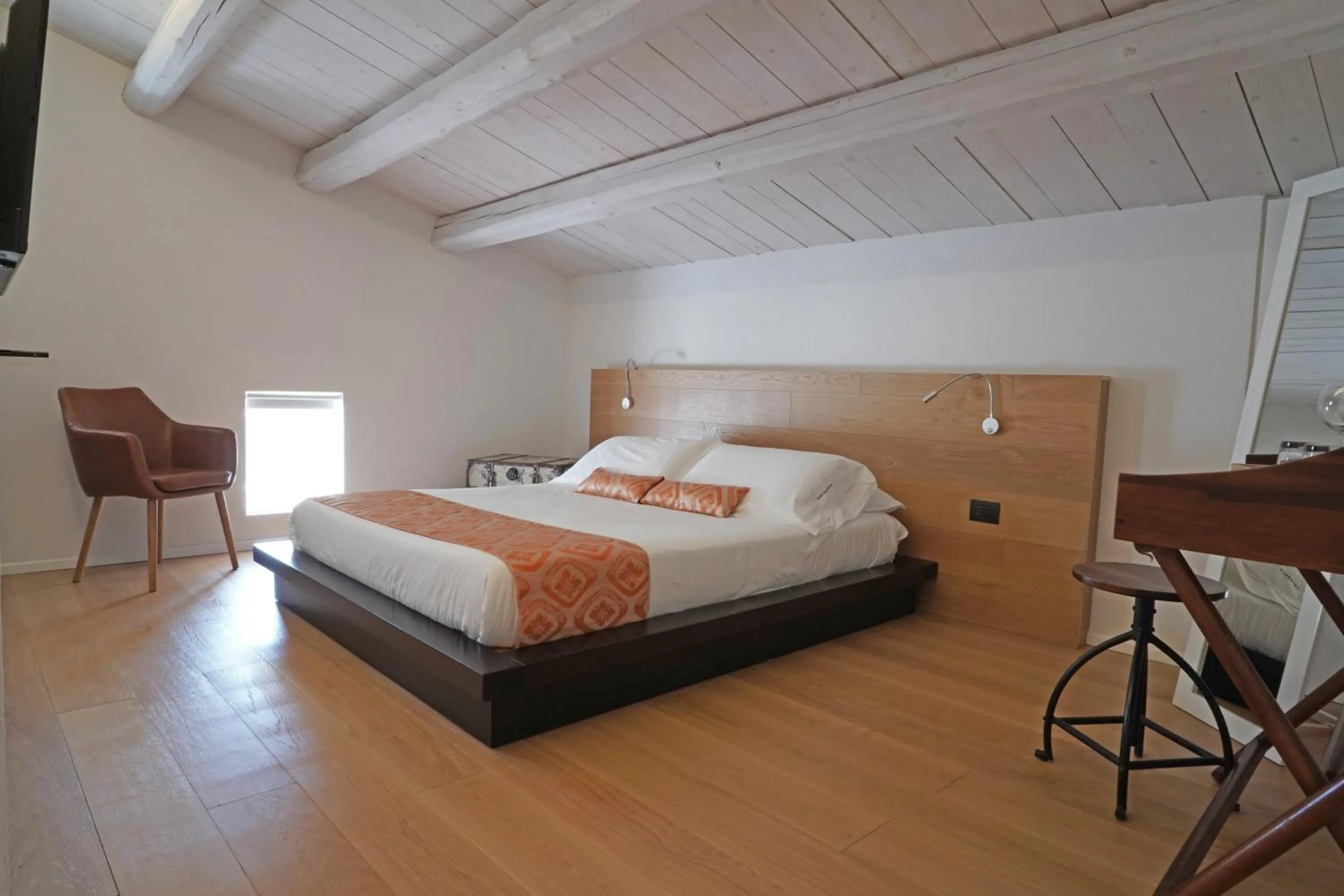 Photo of the whole room, Bed in neropece