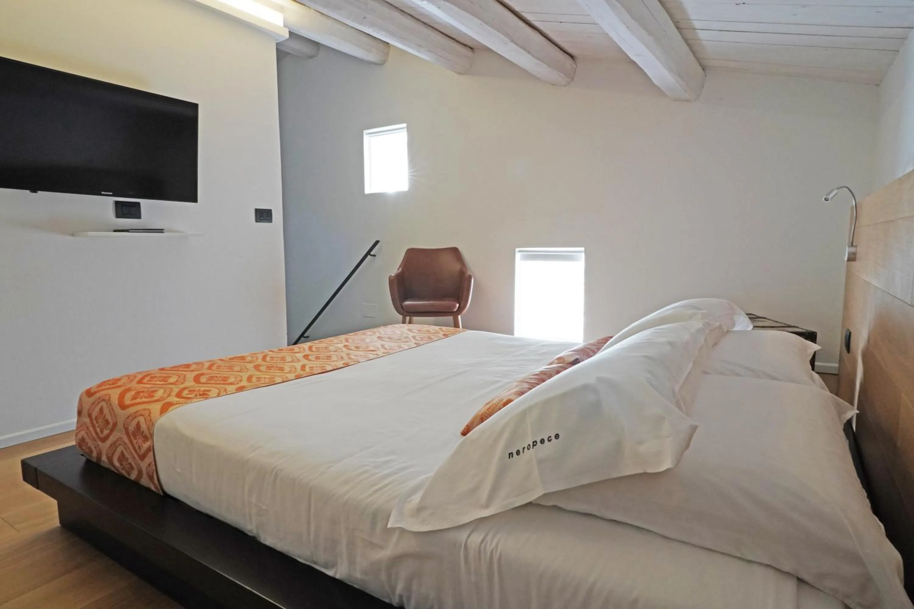 Photo of the whole room, Bed in neropece