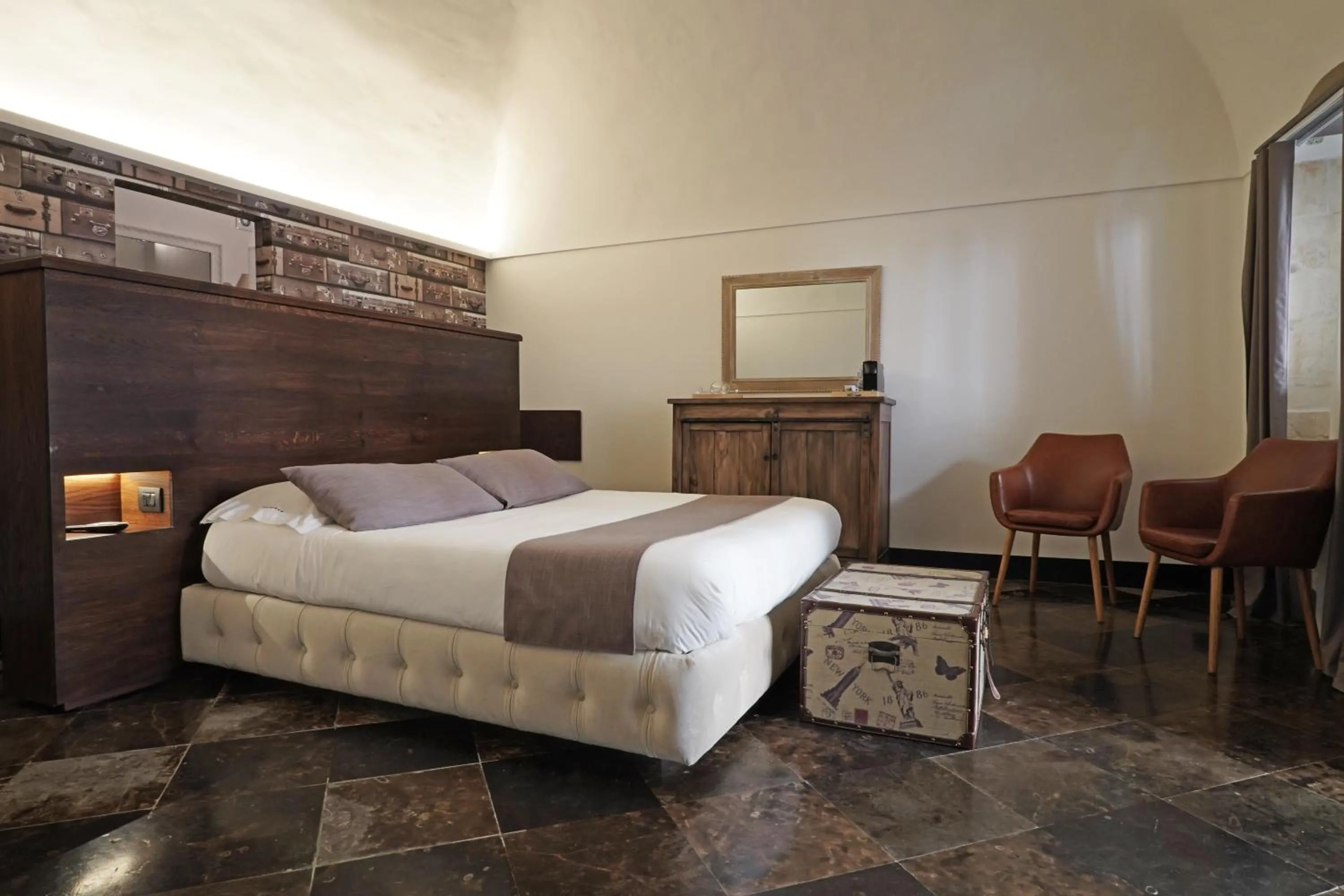 Photo of the whole room, Bed in neropece