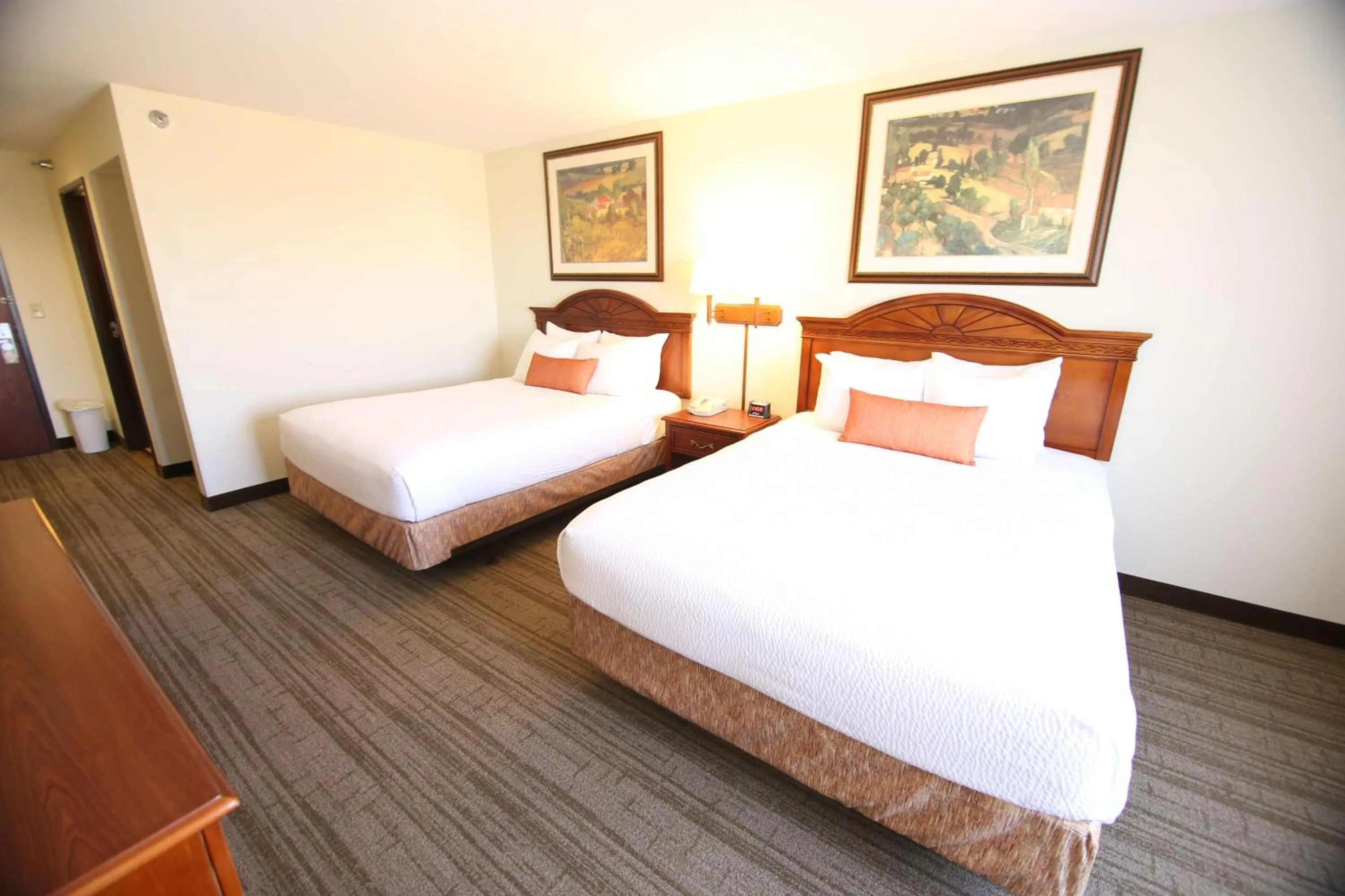 Bedroom, Bed in Crown Pointe Lodge; BW Signature Collection