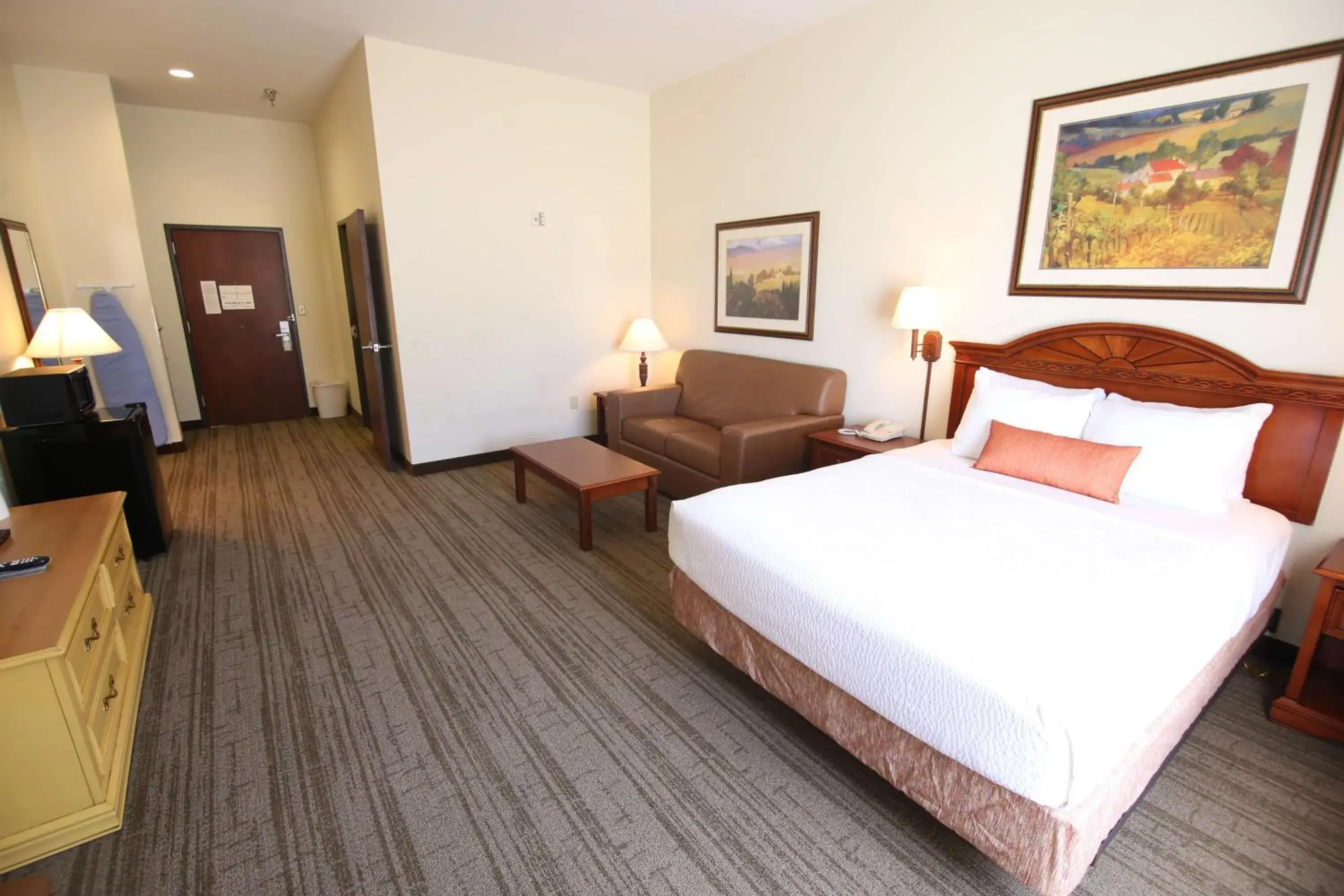 Photo of the whole room, Bed in Crown Pointe Lodge; BW Signature Collection Photo of the whole room, Bed in Crown Pointe Lodge; BW Signature Collection