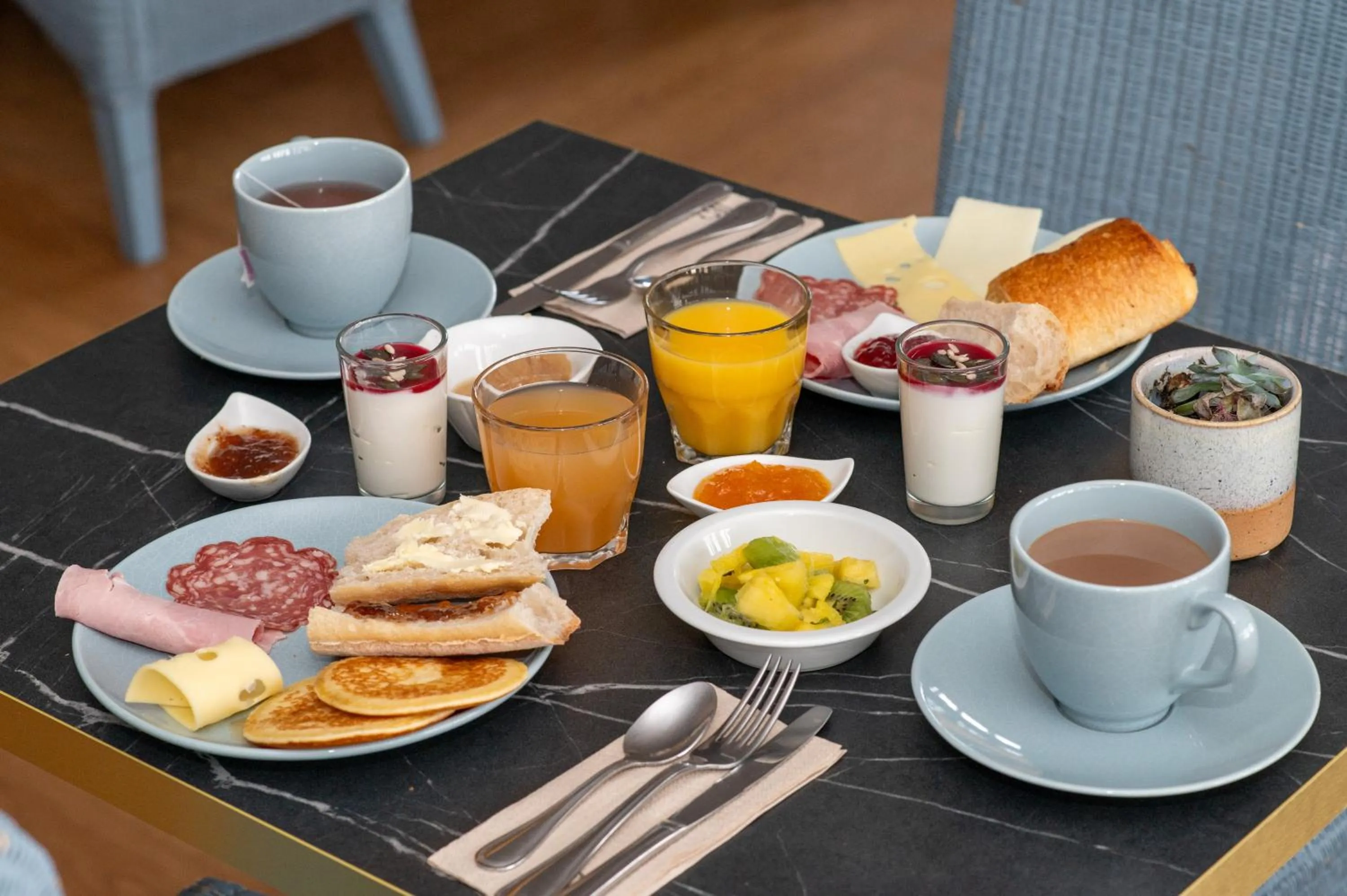 Breakfast in The Originals Boutique, Hôtel Victoria, Châtelaillon-Plage