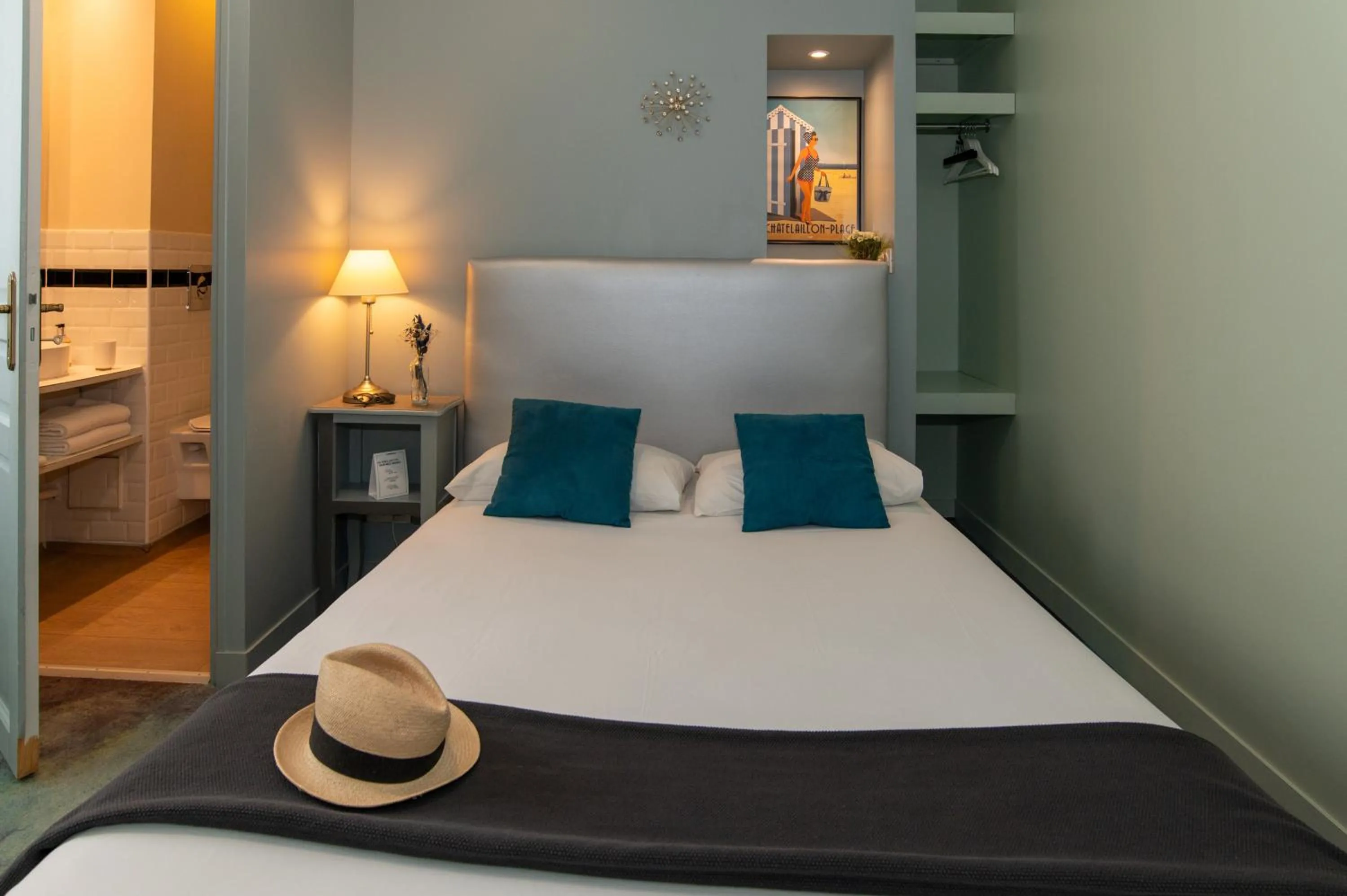 Bed in The Originals Boutique, Hôtel Victoria, Châtelaillon-Plage