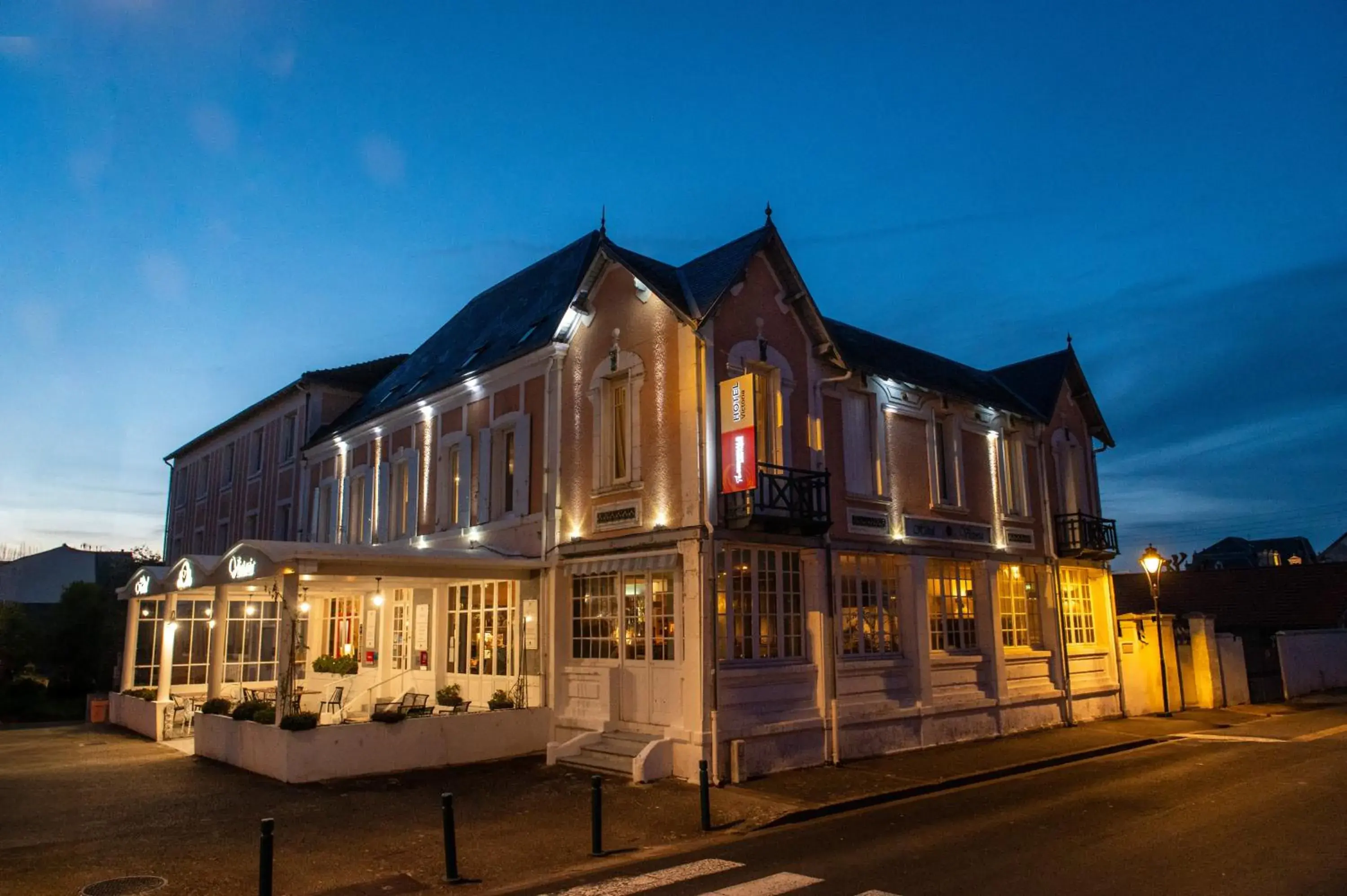 Facade/entrance in The Originals Boutique, Hôtel Victoria, Châtelaillon-Plage Facade/entrance in The Originals Boutique, Hôtel Victoria, Châtelaillon-Plage