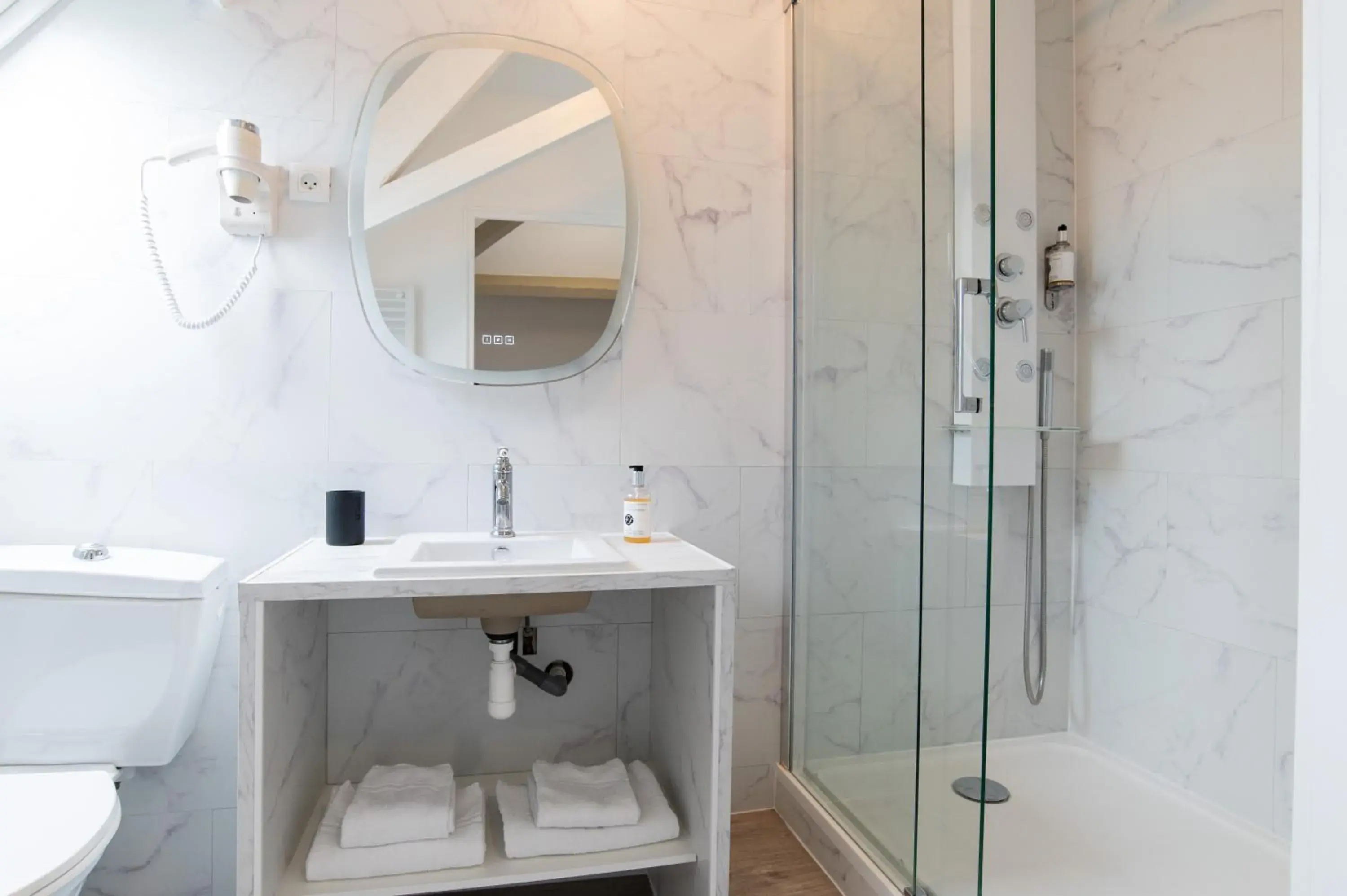 Property building in The Originals Boutique, Hôtel Victoria, Châtelaillon-Plage Property building in The Originals Boutique, Hôtel Victoria, Châtelaillon-Plage