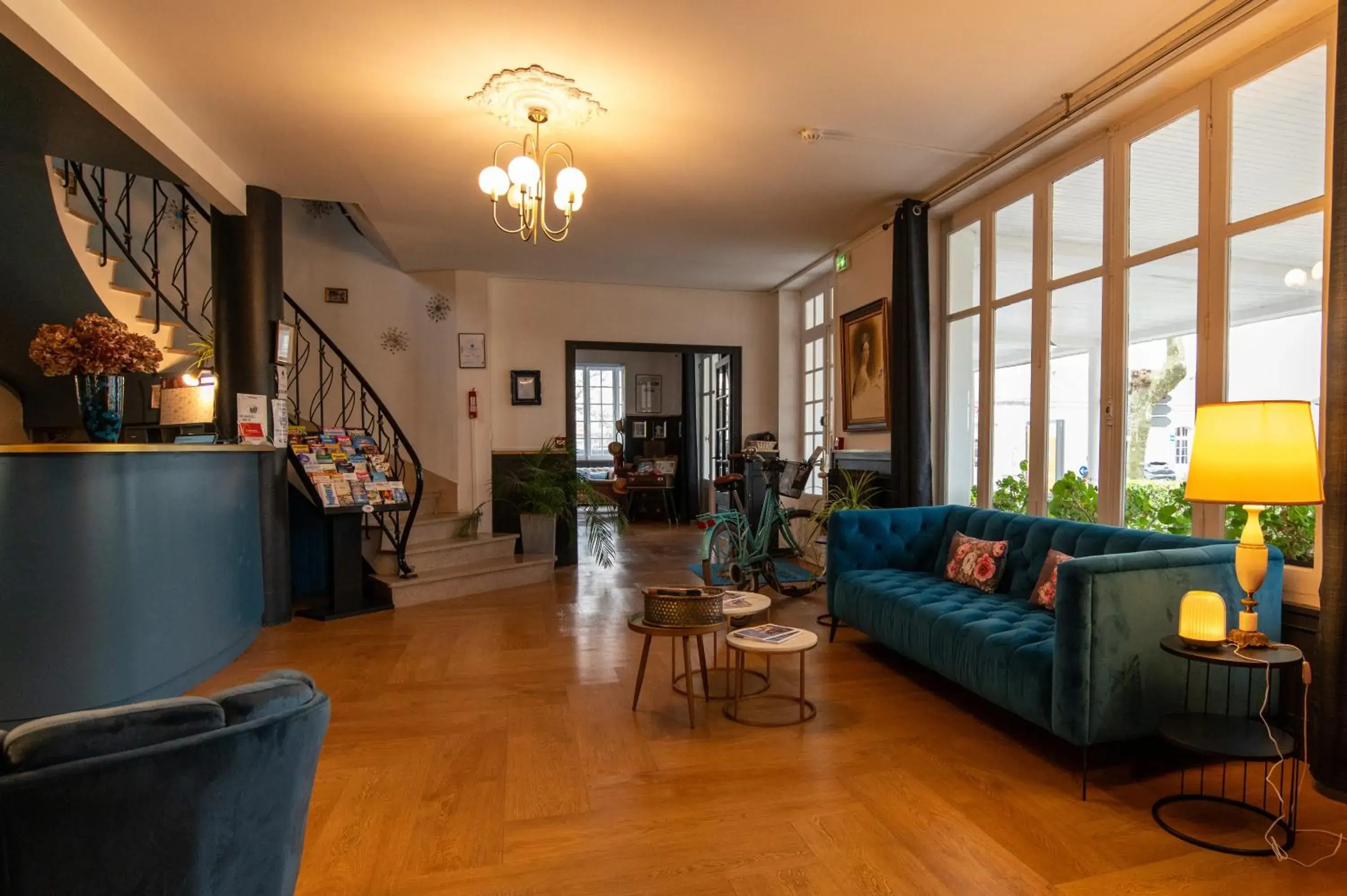 Lobby or reception in The Originals Boutique, Hôtel Victoria, Châtelaillon-Plage Lobby or reception in The Originals Boutique, Hôtel Victoria, Châtelaillon-Plage