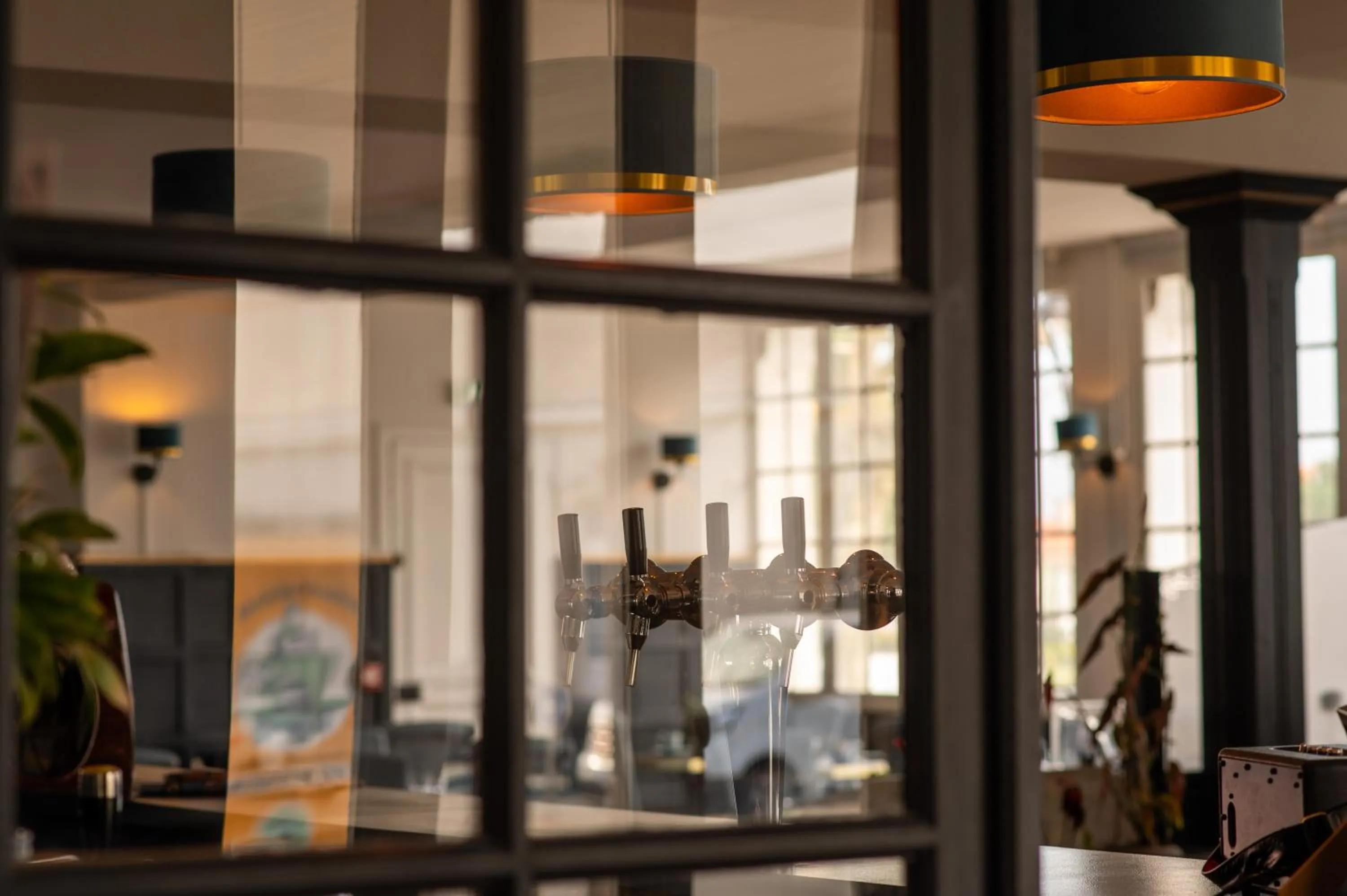 Lounge or bar in The Originals Boutique, Hôtel Victoria, Châtelaillon-Plage