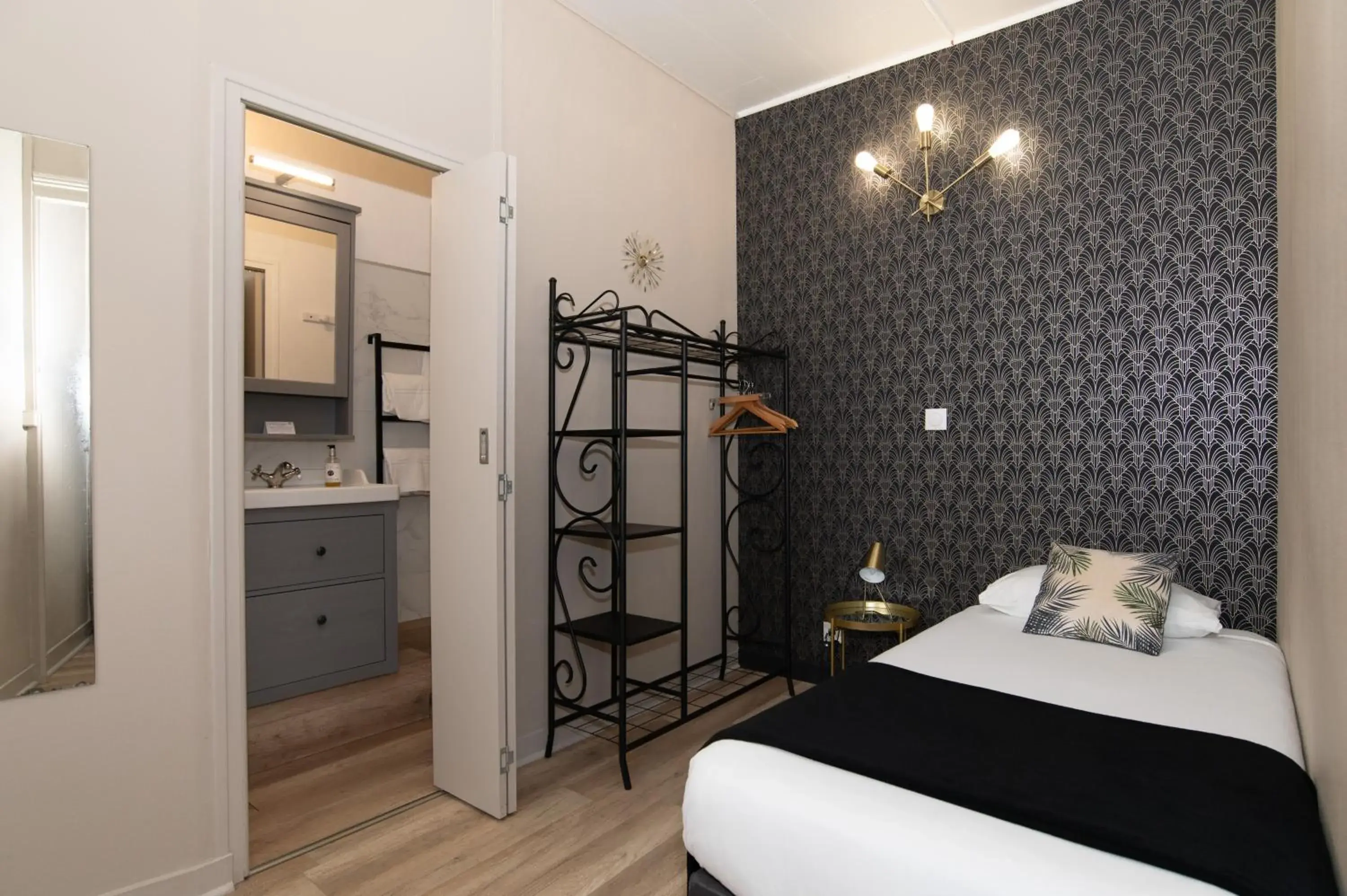 Bathroom, Bed in The Originals Boutique, Hôtel Victoria, Châtelaillon-Plage Bathroom, Bed in The Originals Boutique, Hôtel Victoria, Châtelaillon-Plage