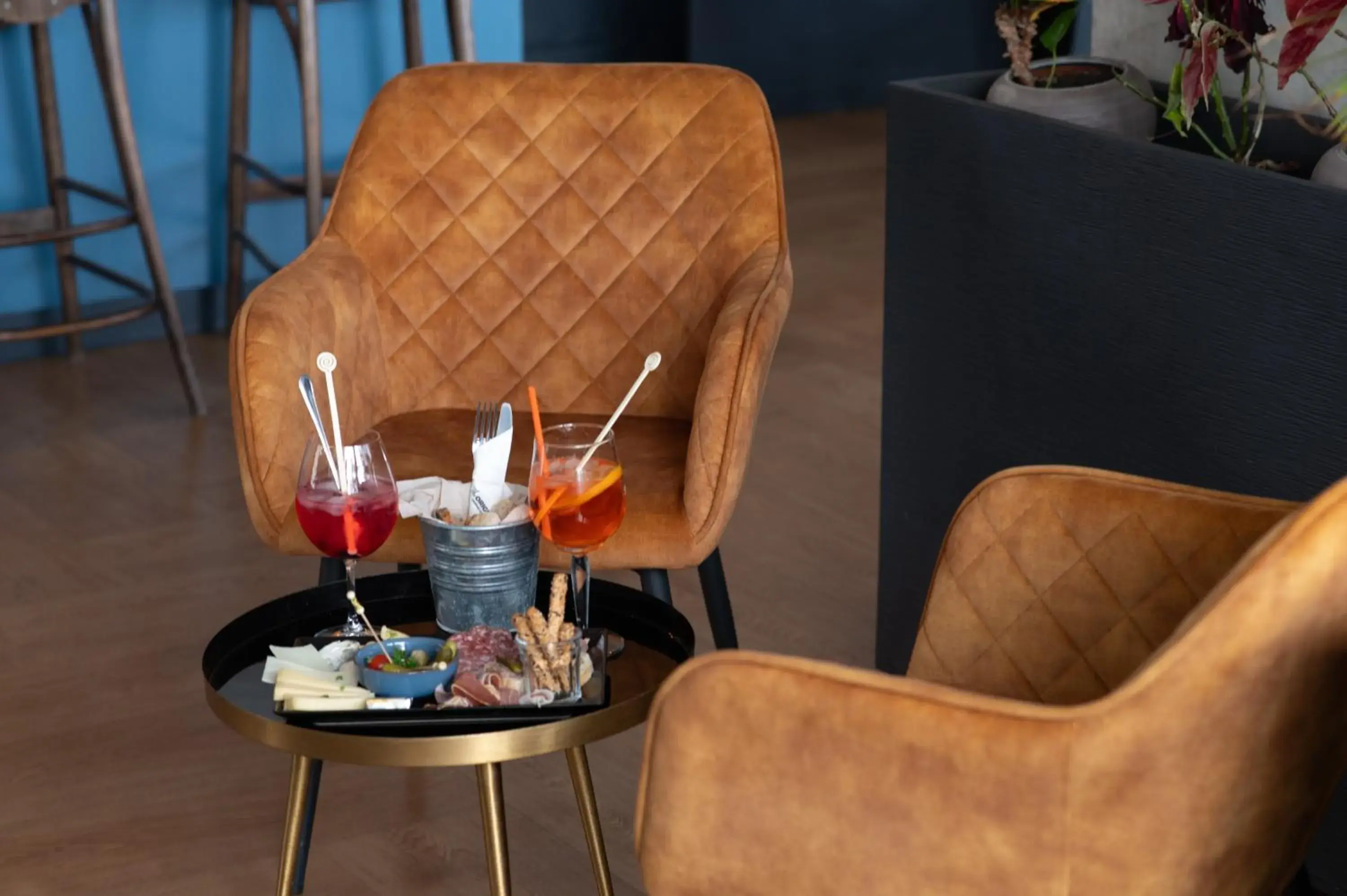 Lounge or bar in The Originals Boutique, Hôtel Victoria, Châtelaillon-Plage Lounge or bar in The Originals Boutique, Hôtel Victoria, Châtelaillon-Plage