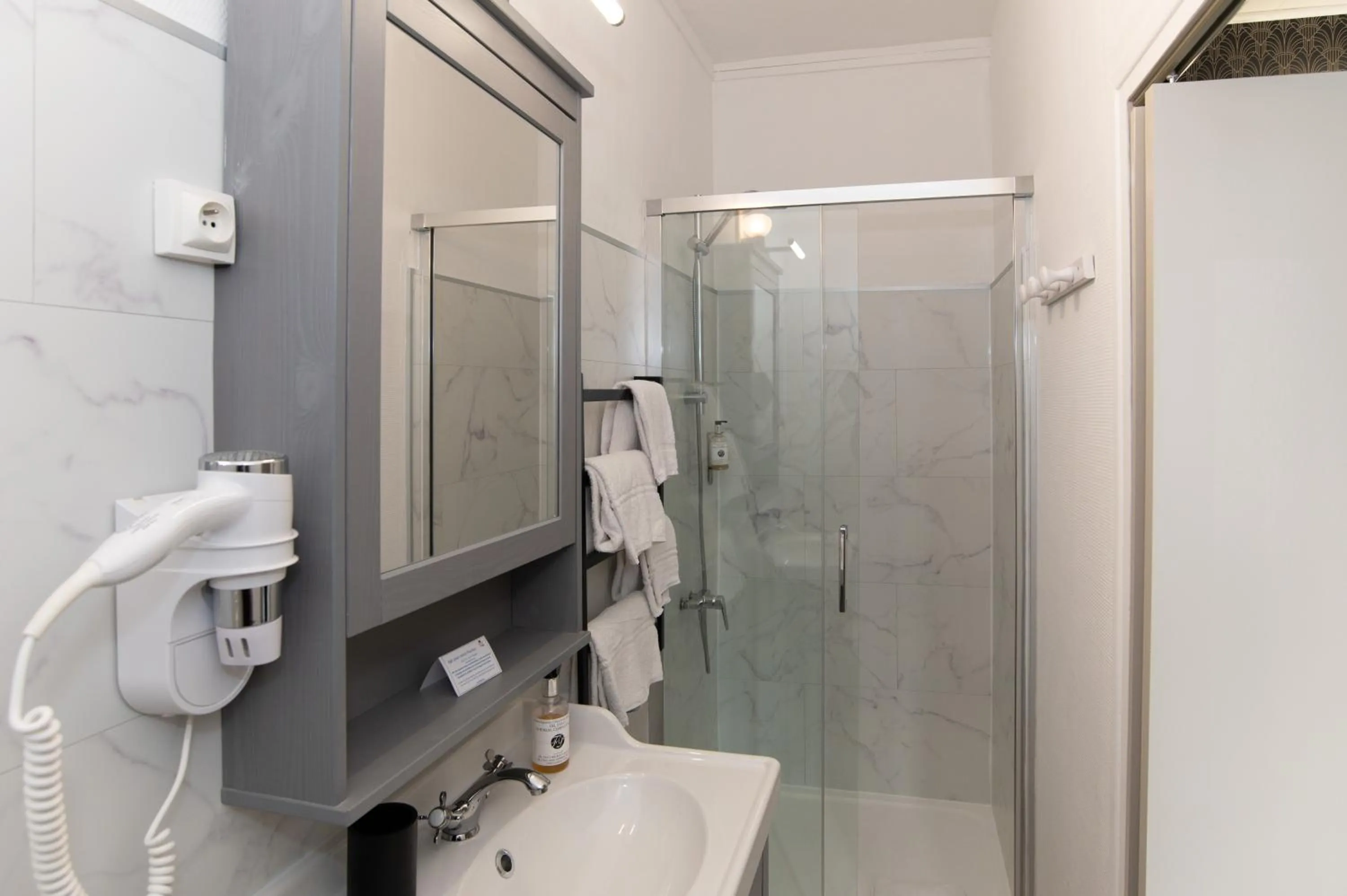 Bathroom in The Originals Boutique, Hôtel Victoria, Châtelaillon-Plage