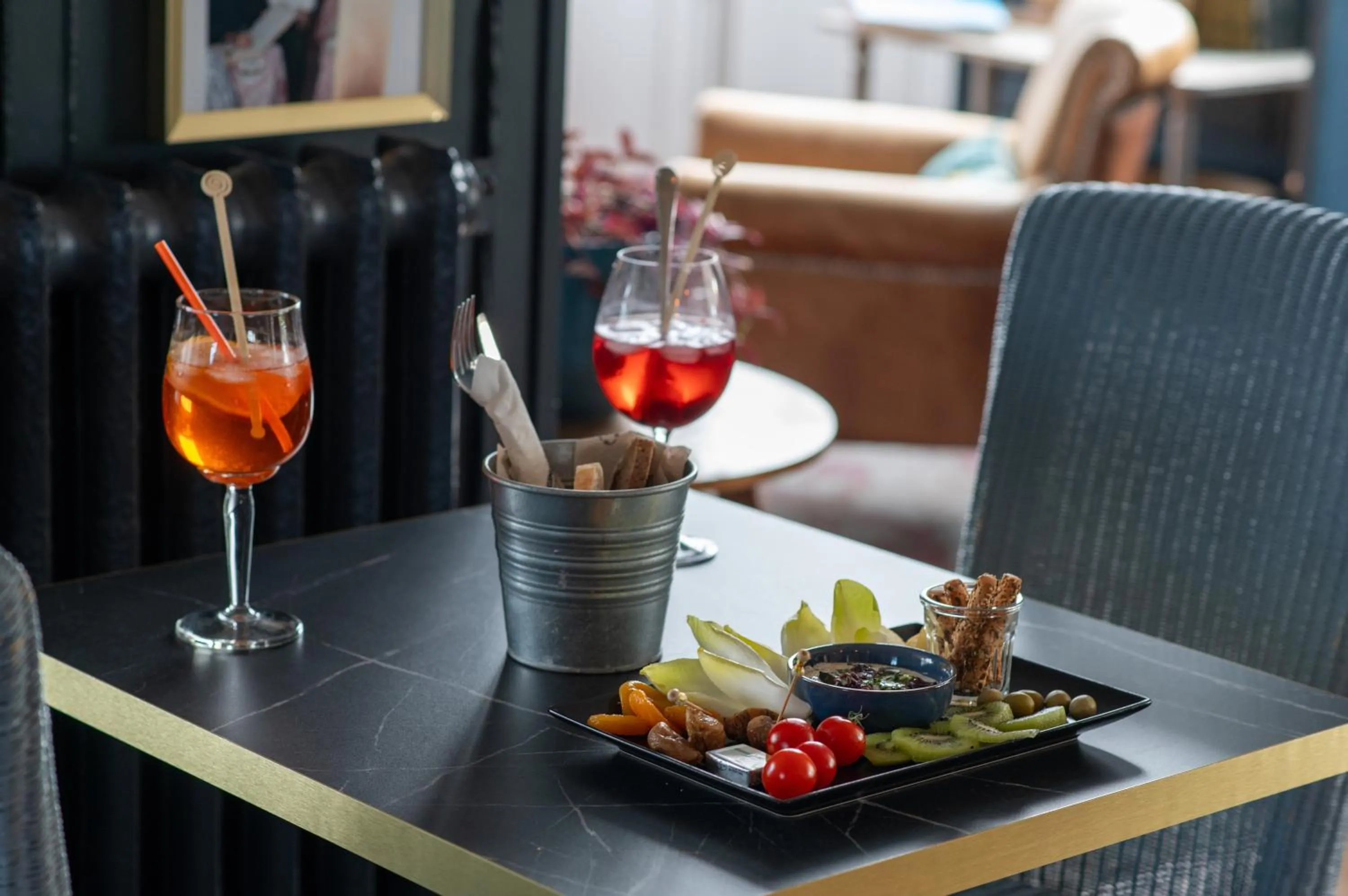 Lounge or bar in The Originals Boutique, Hôtel Victoria, Châtelaillon-Plage