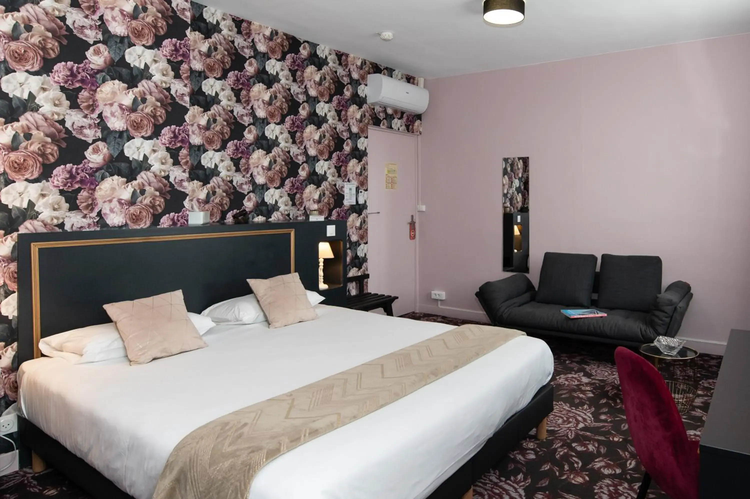 Photo of the whole room, Bed in The Originals Boutique, Hôtel Victoria, Châtelaillon-Plage Photo of the whole room, Bed in The Originals Boutique, Hôtel Victoria, Châtelaillon-Plage