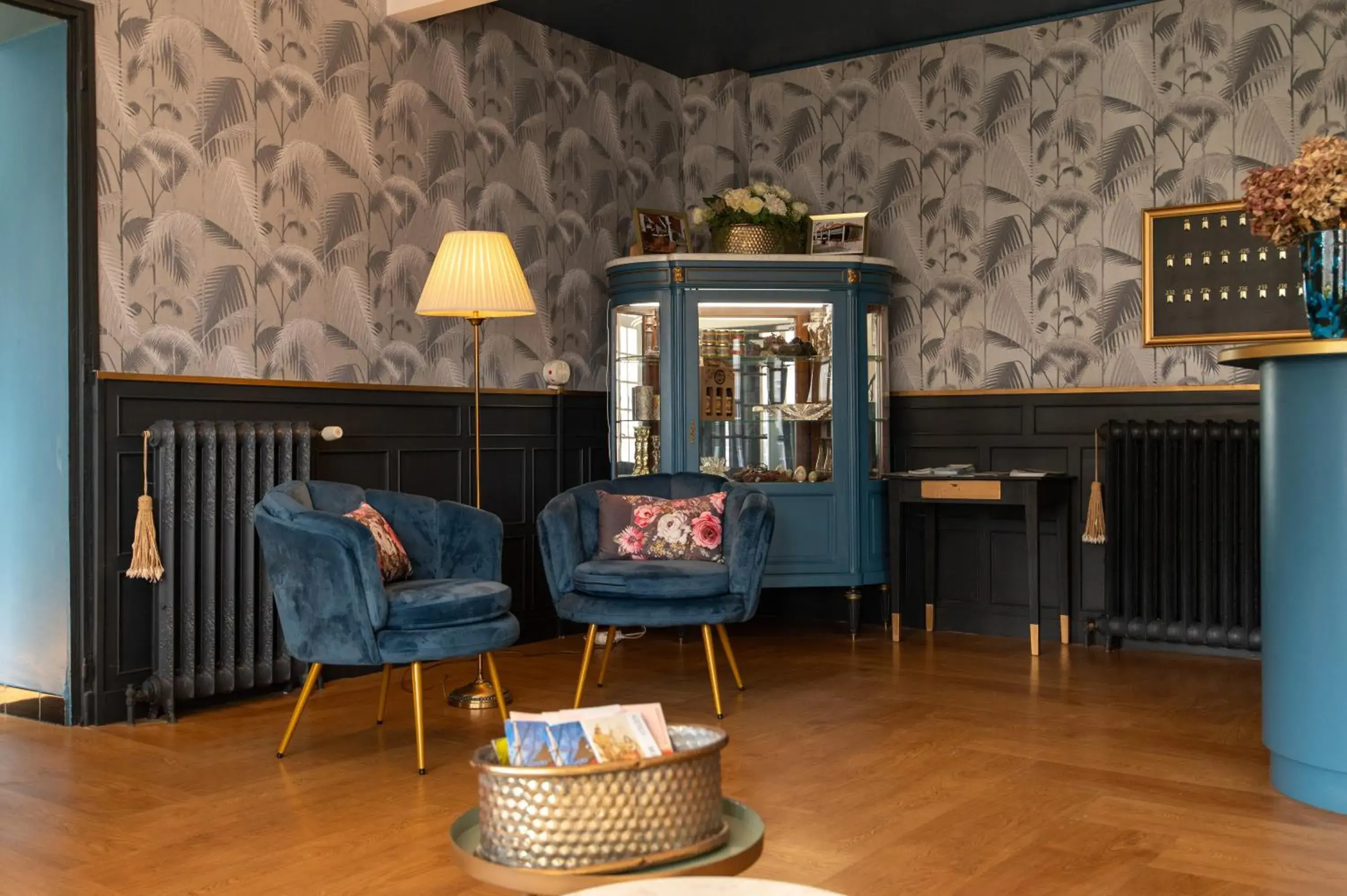 Lobby or reception in The Originals Boutique, Hôtel Victoria, Châtelaillon-Plage Lobby or reception in The Originals Boutique, Hôtel Victoria, Châtelaillon-Plage