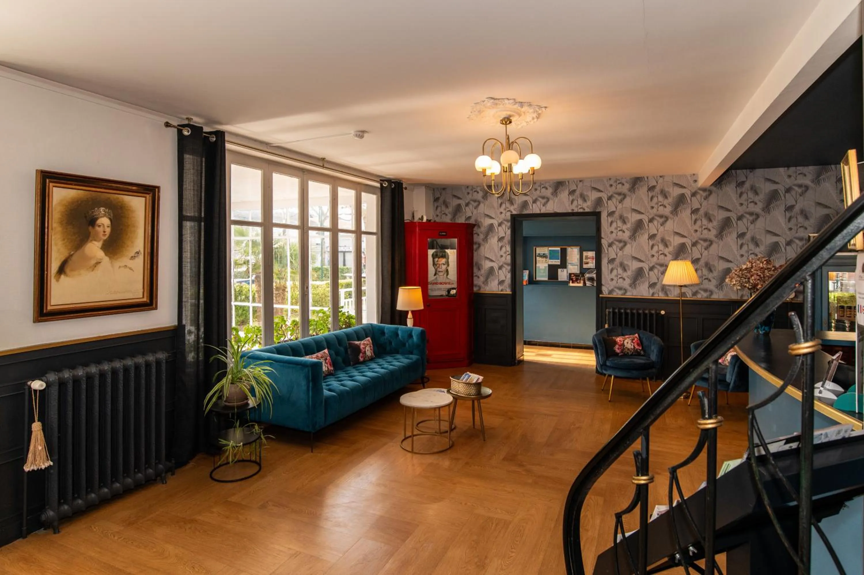 Lobby or reception in The Originals Boutique, Hôtel Victoria, Châtelaillon-Plage