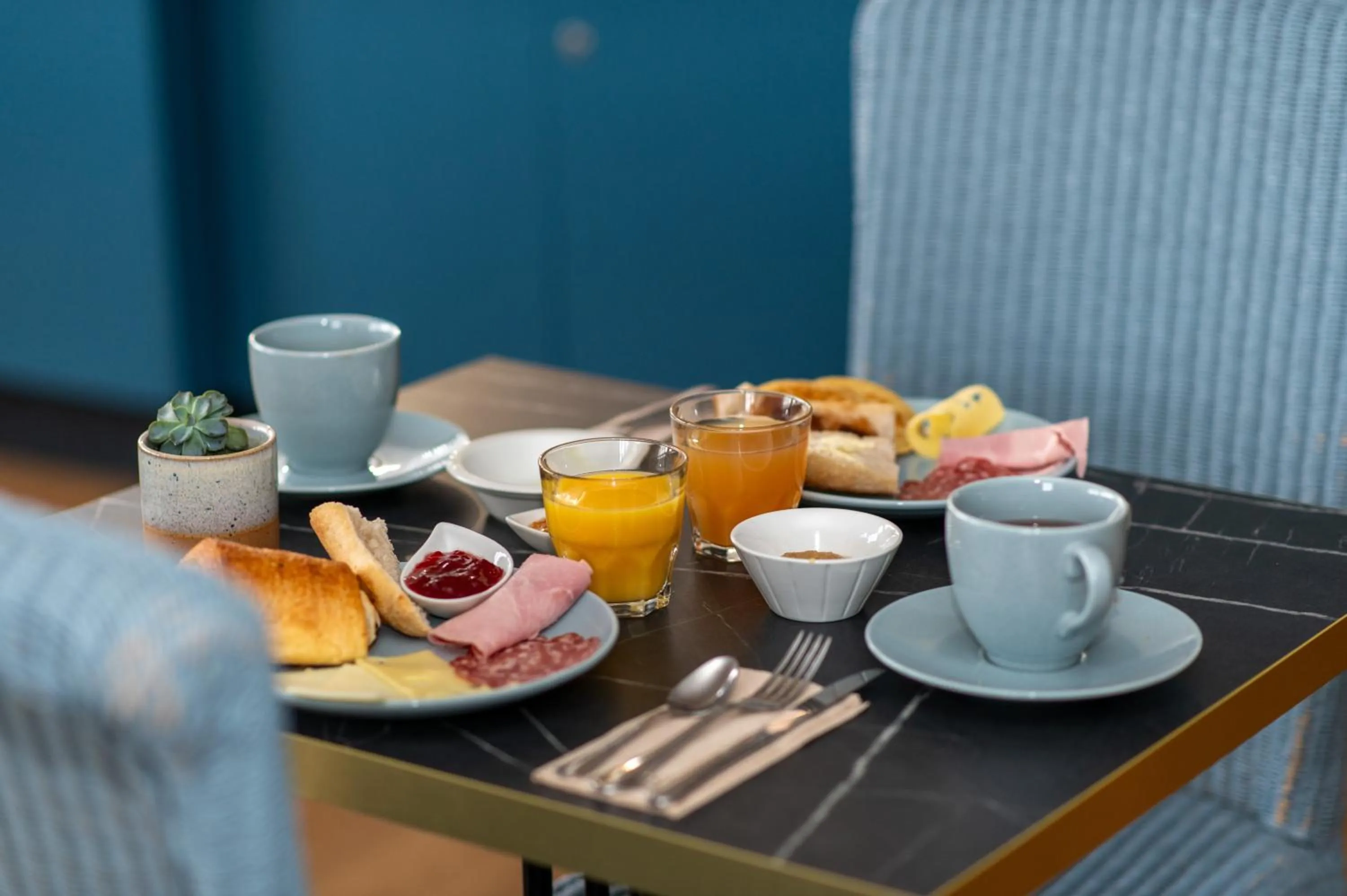 Breakfast in The Originals Boutique, Hôtel Victoria, Châtelaillon-Plage