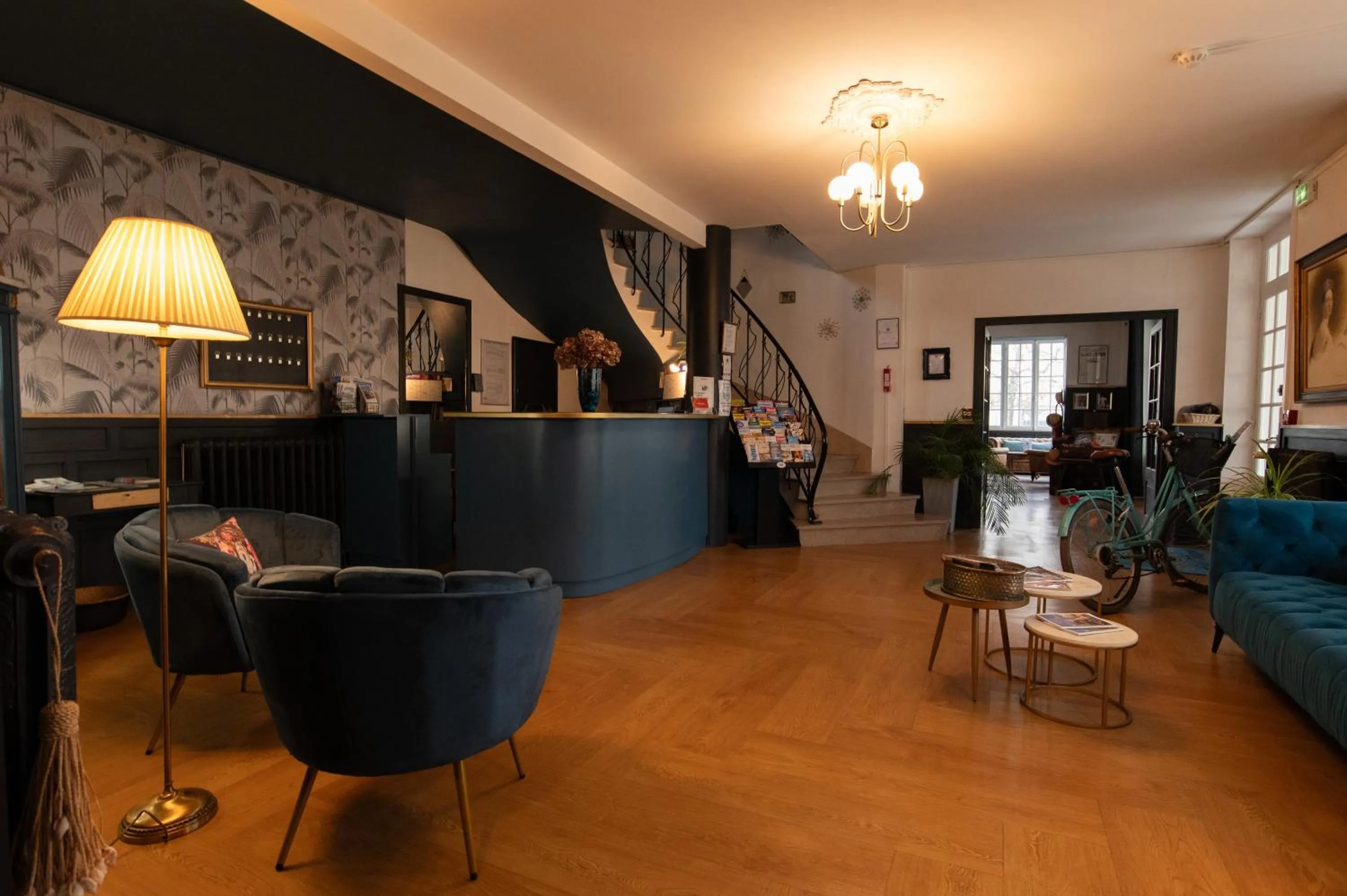 Lobby or reception in The Originals Boutique, Hôtel Victoria, Châtelaillon-Plage