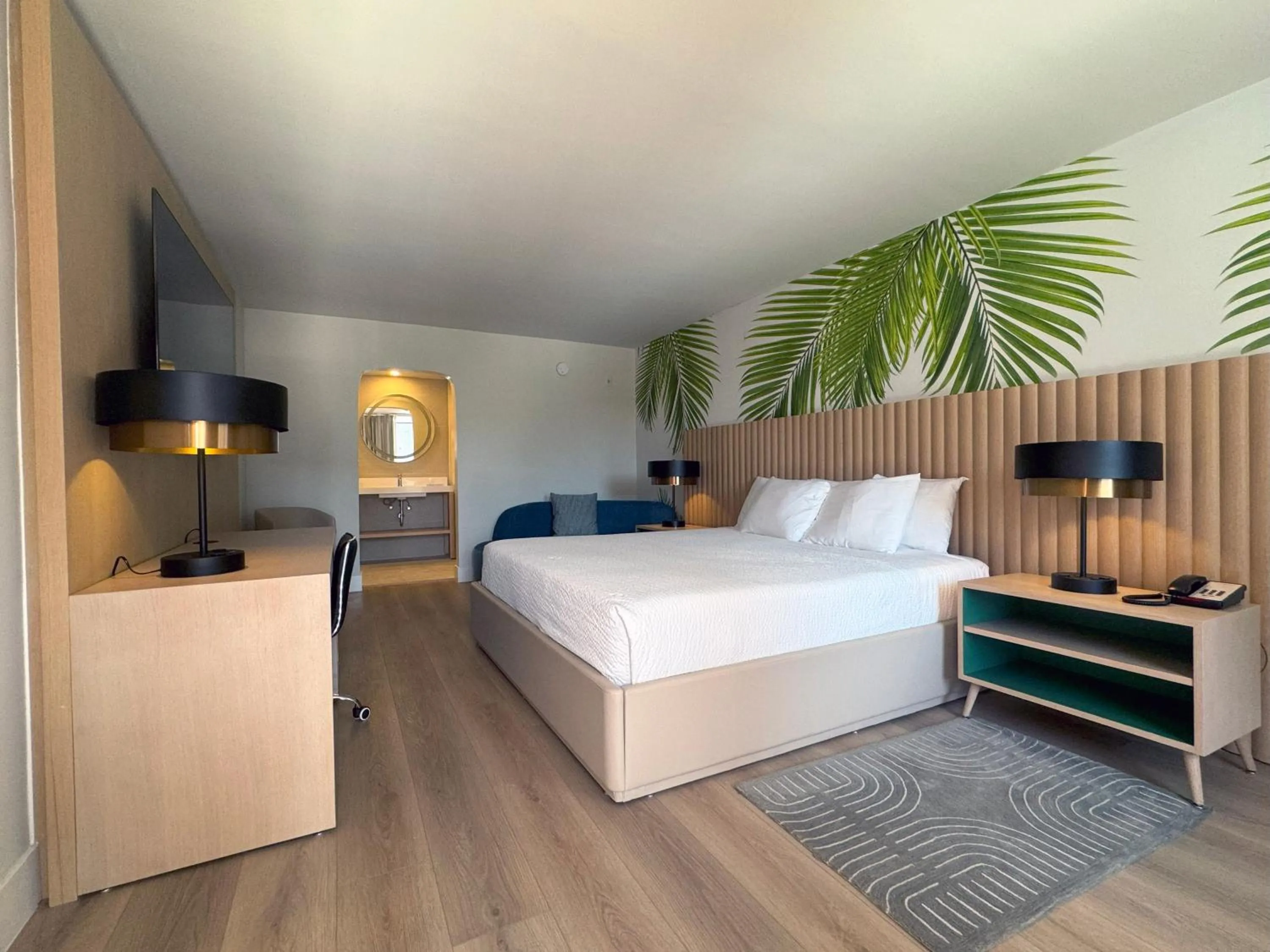 Photo of the whole room, Bed in The Harrison Downtown Hollywood