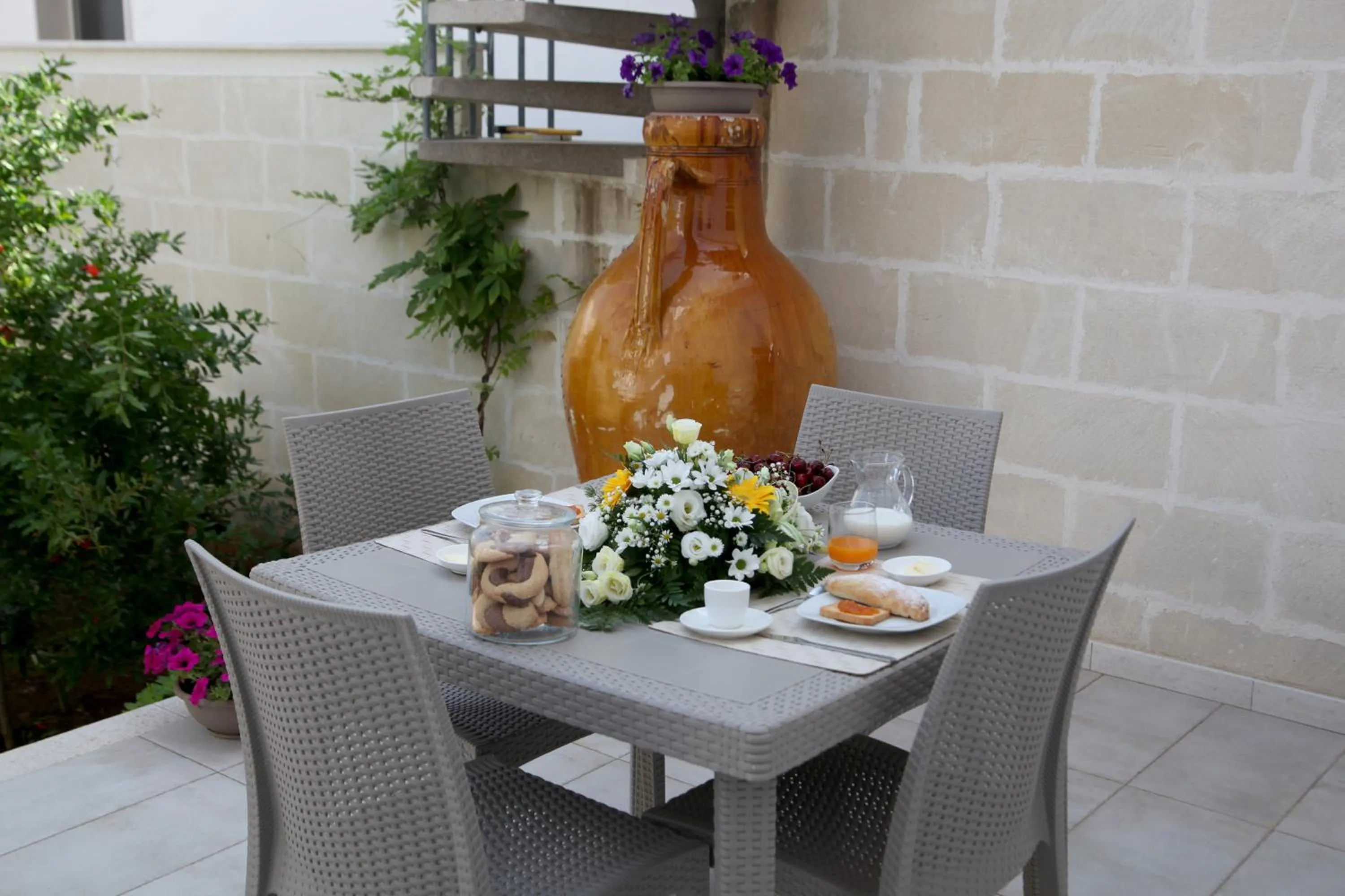 Garden in La Buona Creanza by Jdvacanze