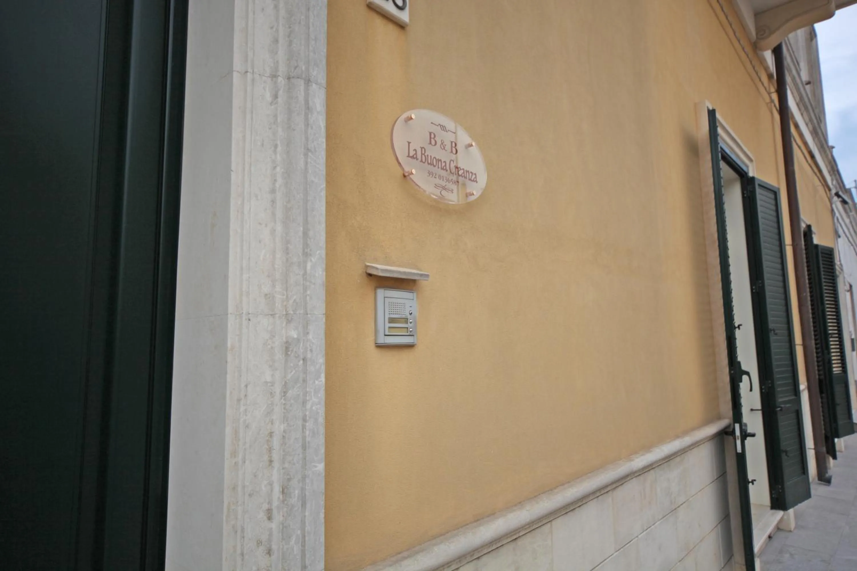 Facade/entrance in La Buona Creanza by Jdvacanze