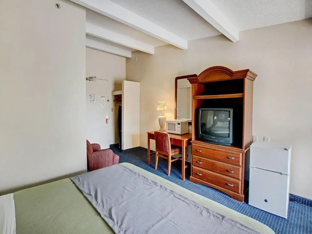 Decorative detail, TV/Entertainment Center in Red Carpet INN Whippany