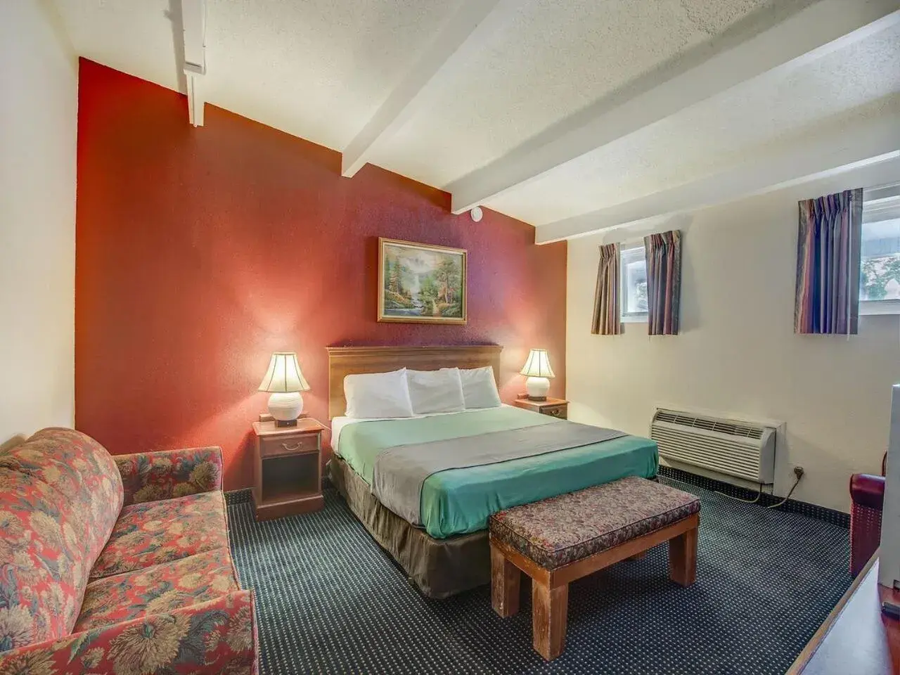 Photo of the whole room, Bed in Red Carpet INN Whippany