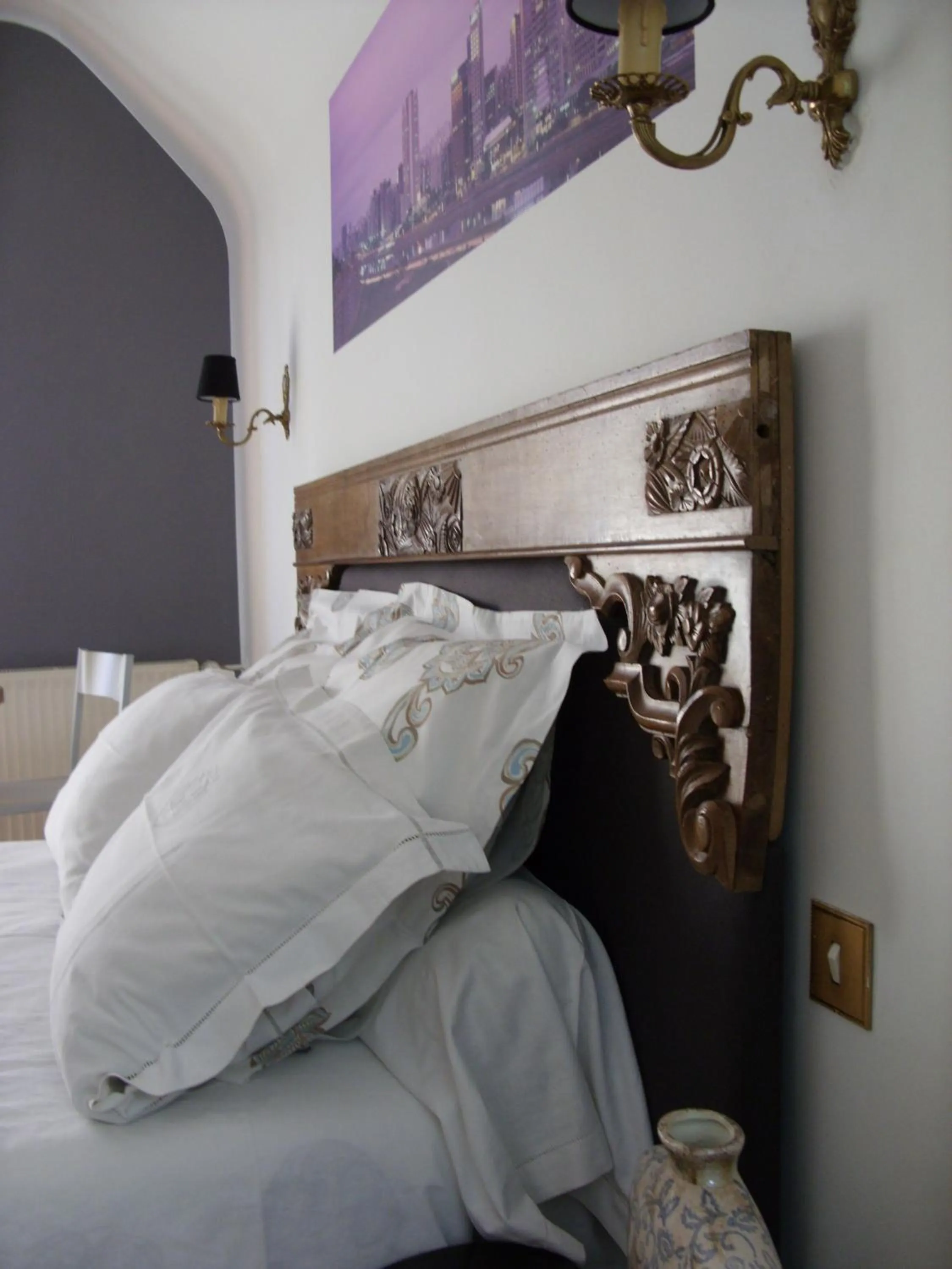 Decorative detail, Bed in Marcia Donatti - A l'Ombre des Coteaux Sao Paulo