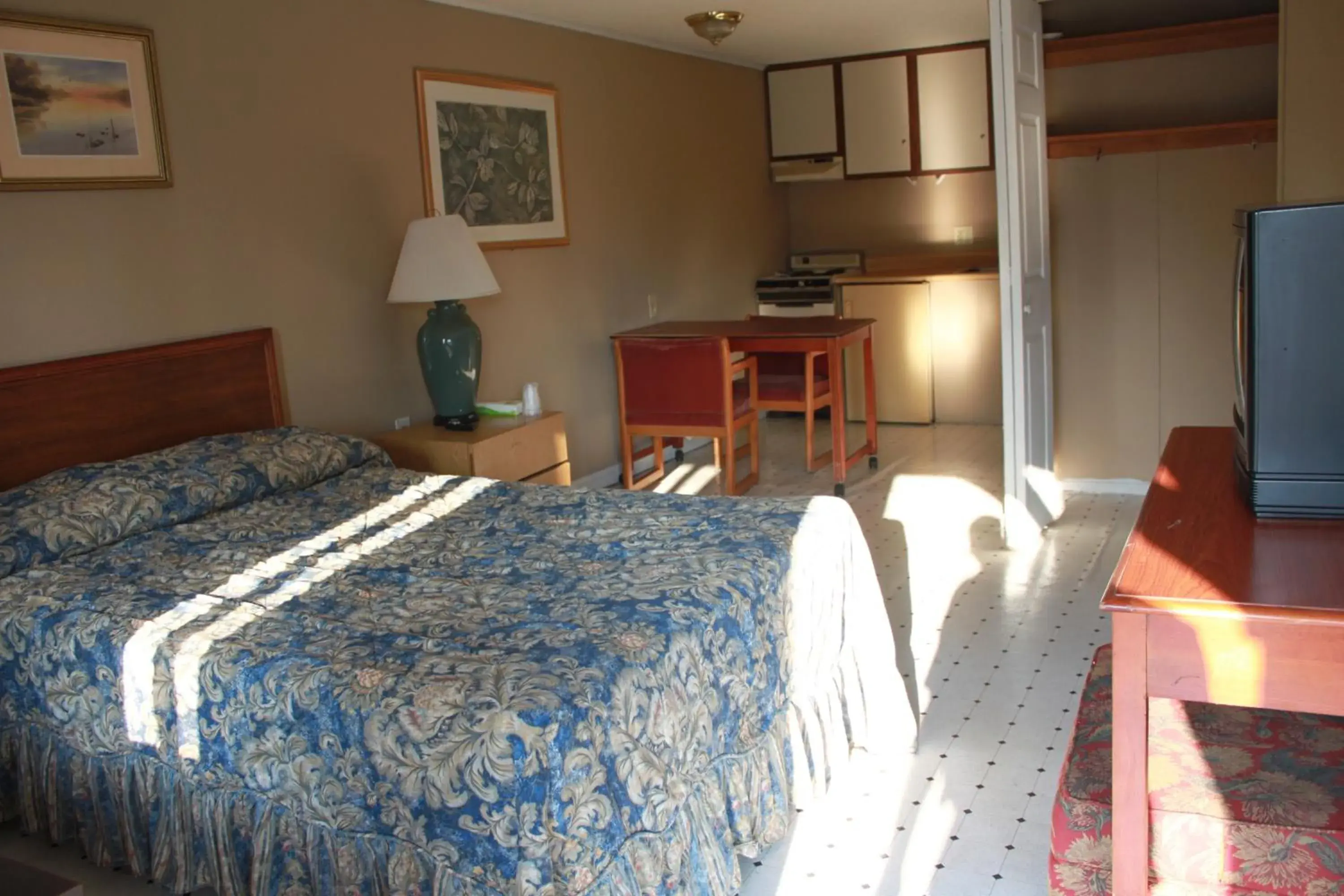 Bedroom, Bed in Knights Inn Indianapolis Bedroom, Bed in Knights Inn Indianapolis