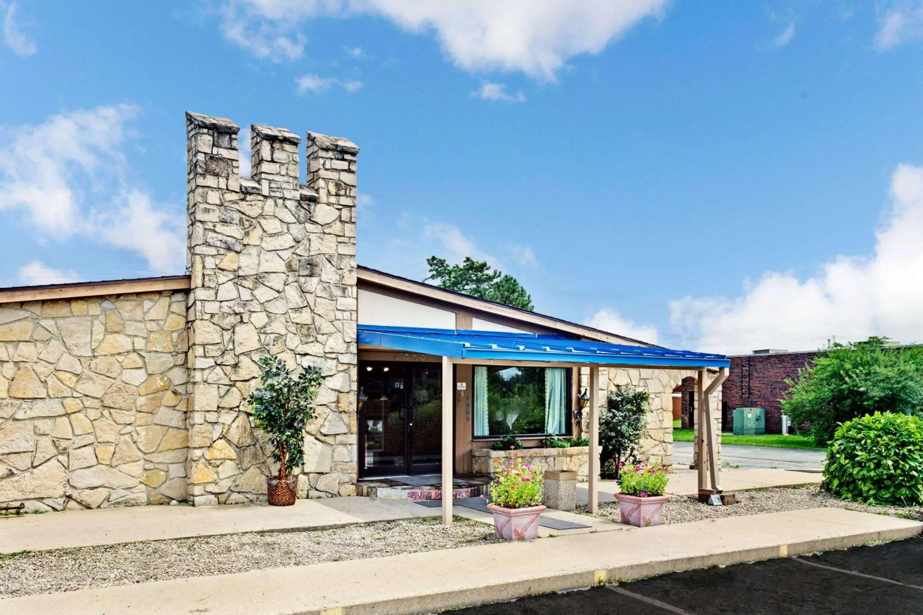 Property building in Knights Inn Indianapolis