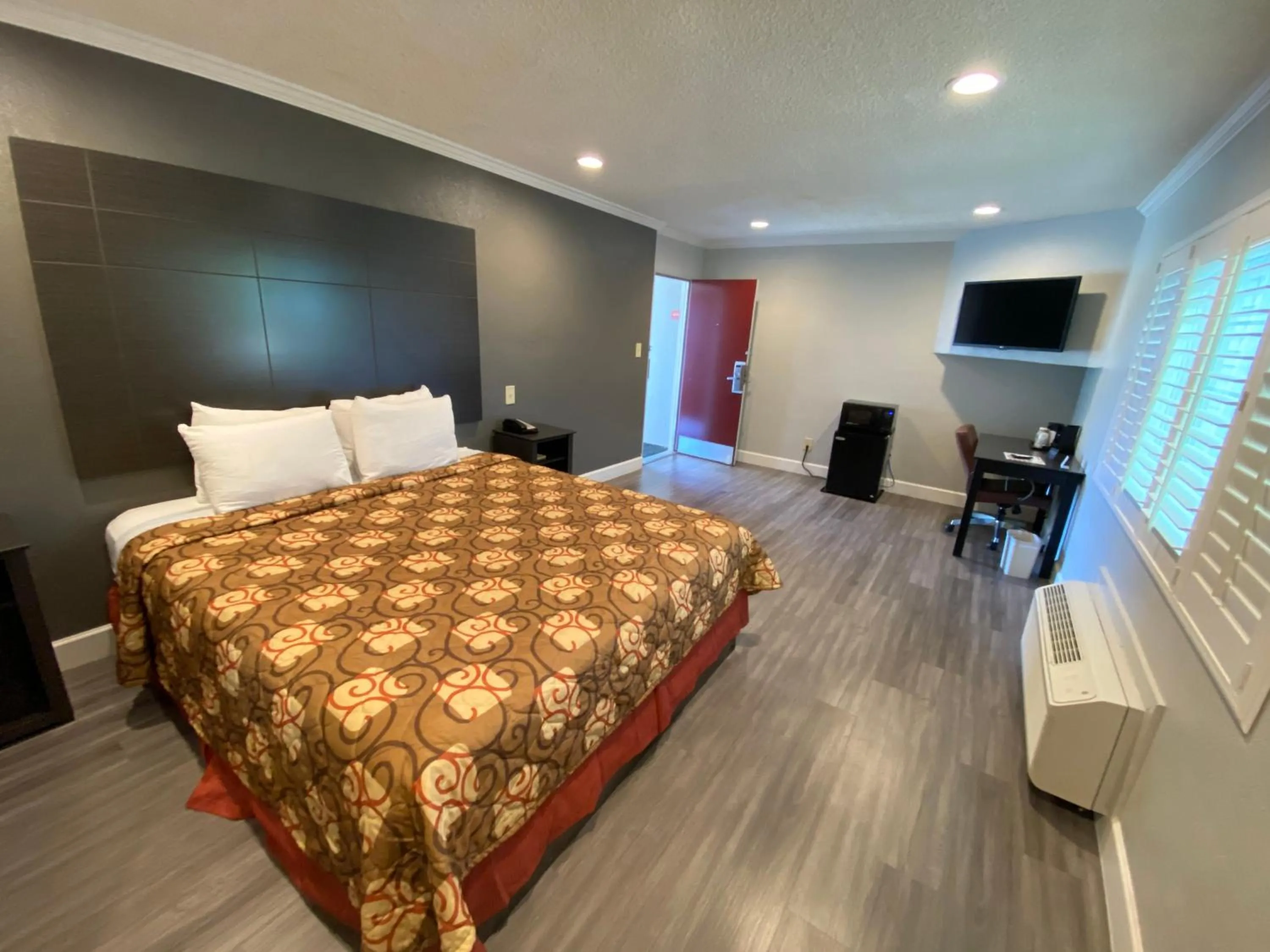 Photo of the whole room, Bed in Budget Inn of Hayward