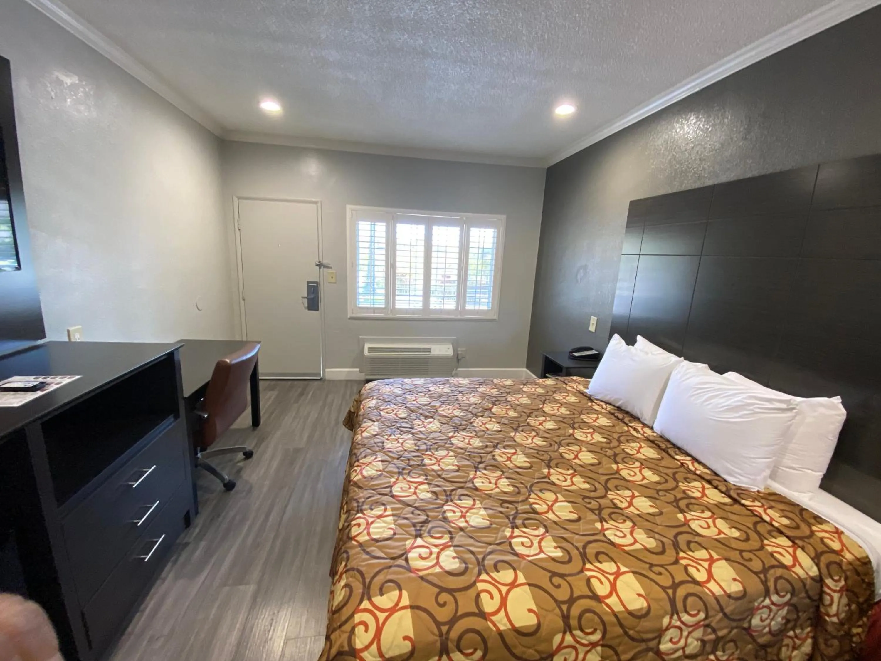 Bed in Budget Inn of Hayward