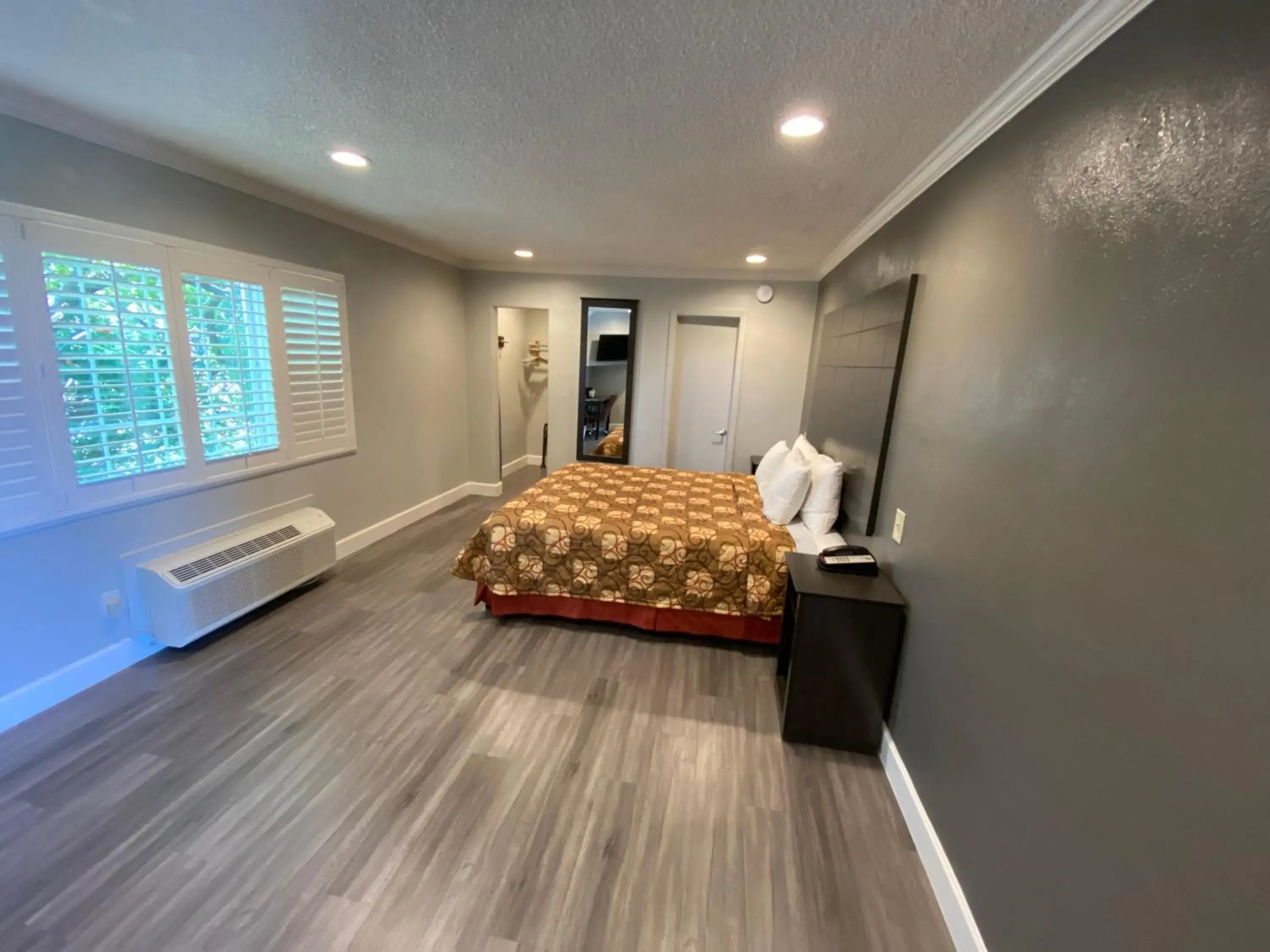 Photo of the whole room, Bed in Budget Inn of Hayward Photo of the whole room, Bed in Budget Inn of Hayward