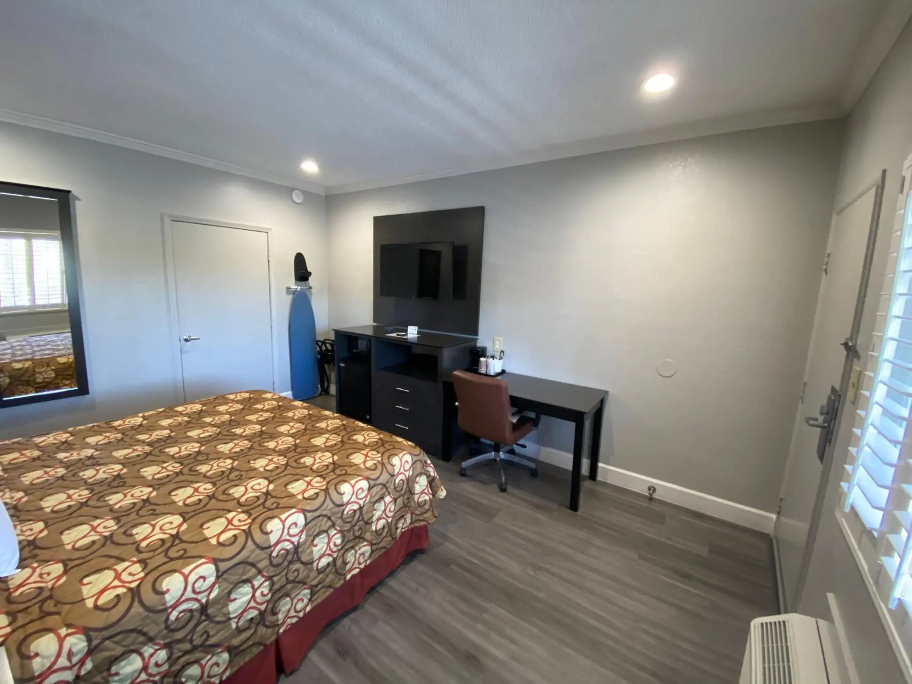 TV and multimedia, Bed in Budget Inn of Hayward TV and multimedia, Bed in Budget Inn of Hayward