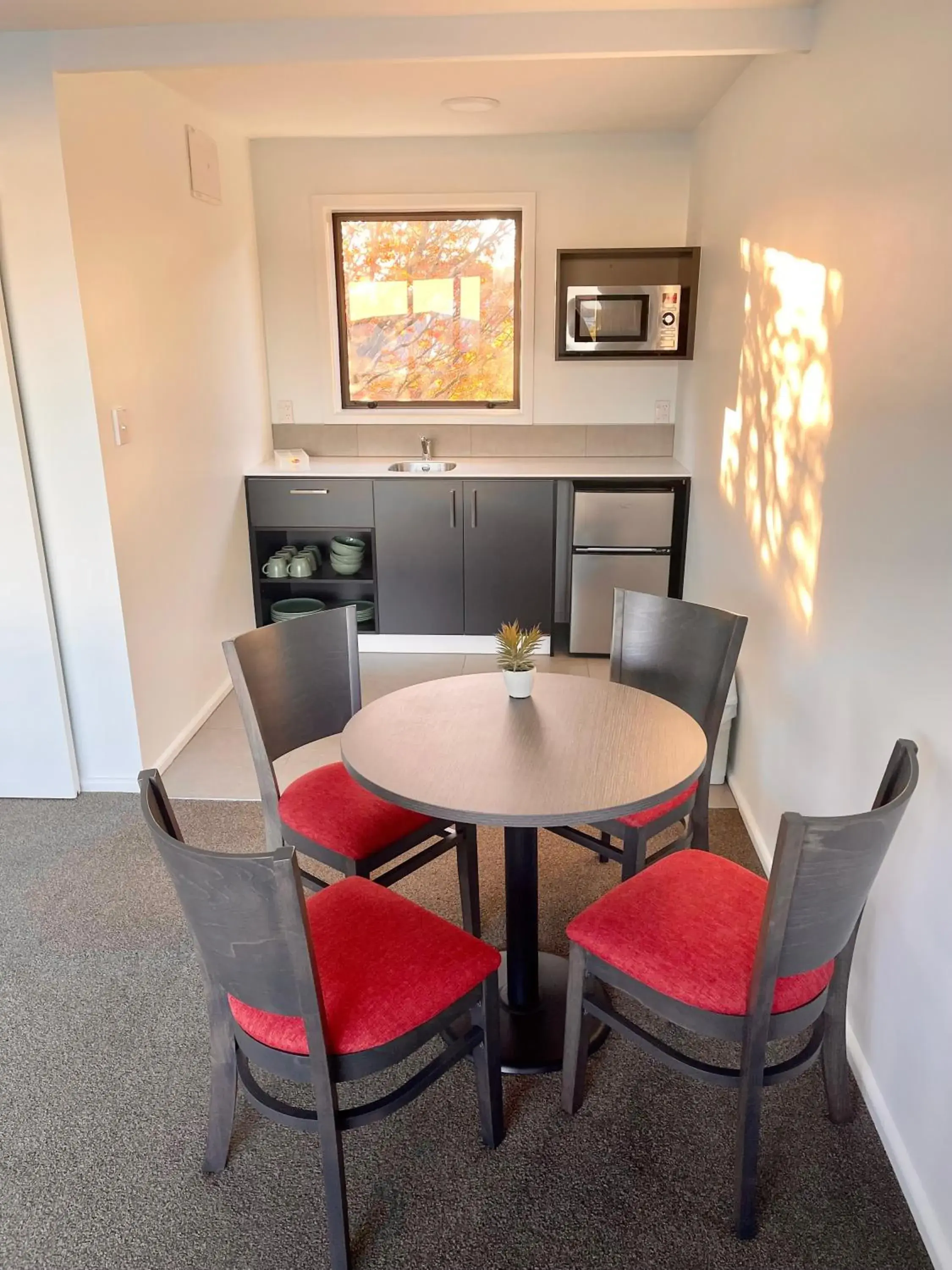 Kitchen or kitchenette, Dining Area in Carnmore Hagley Park