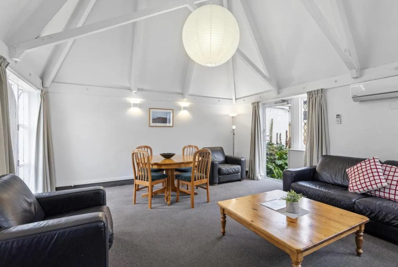 Living room in Camelot Motor Lodge