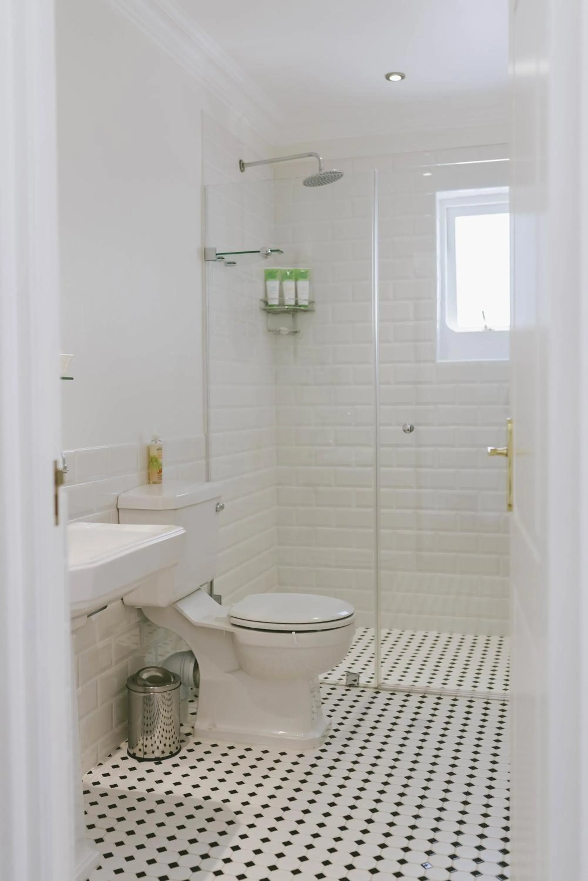 Shower in The Victorian Goose