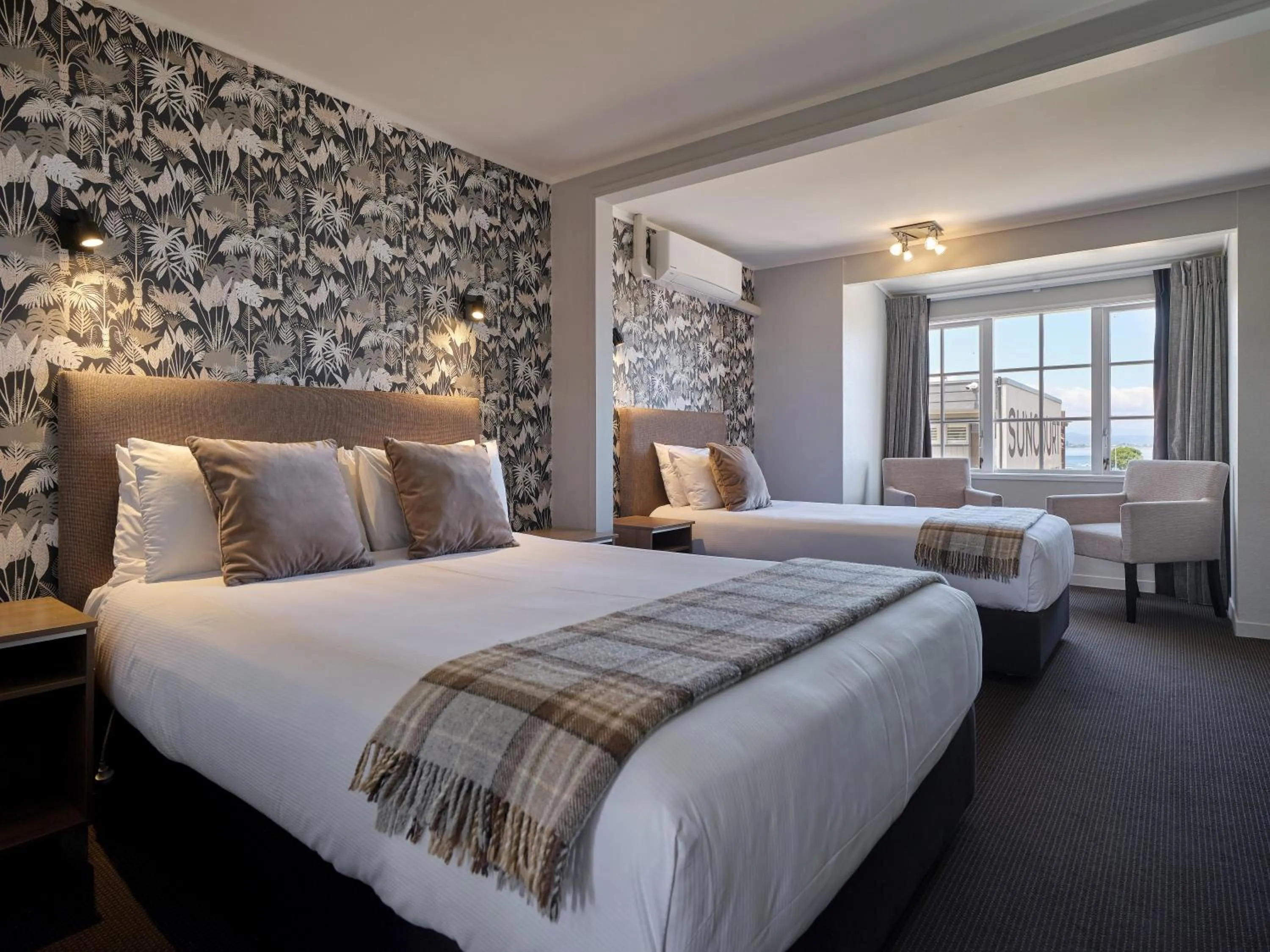 Bed in Suncourt Hotel & Conference Centre