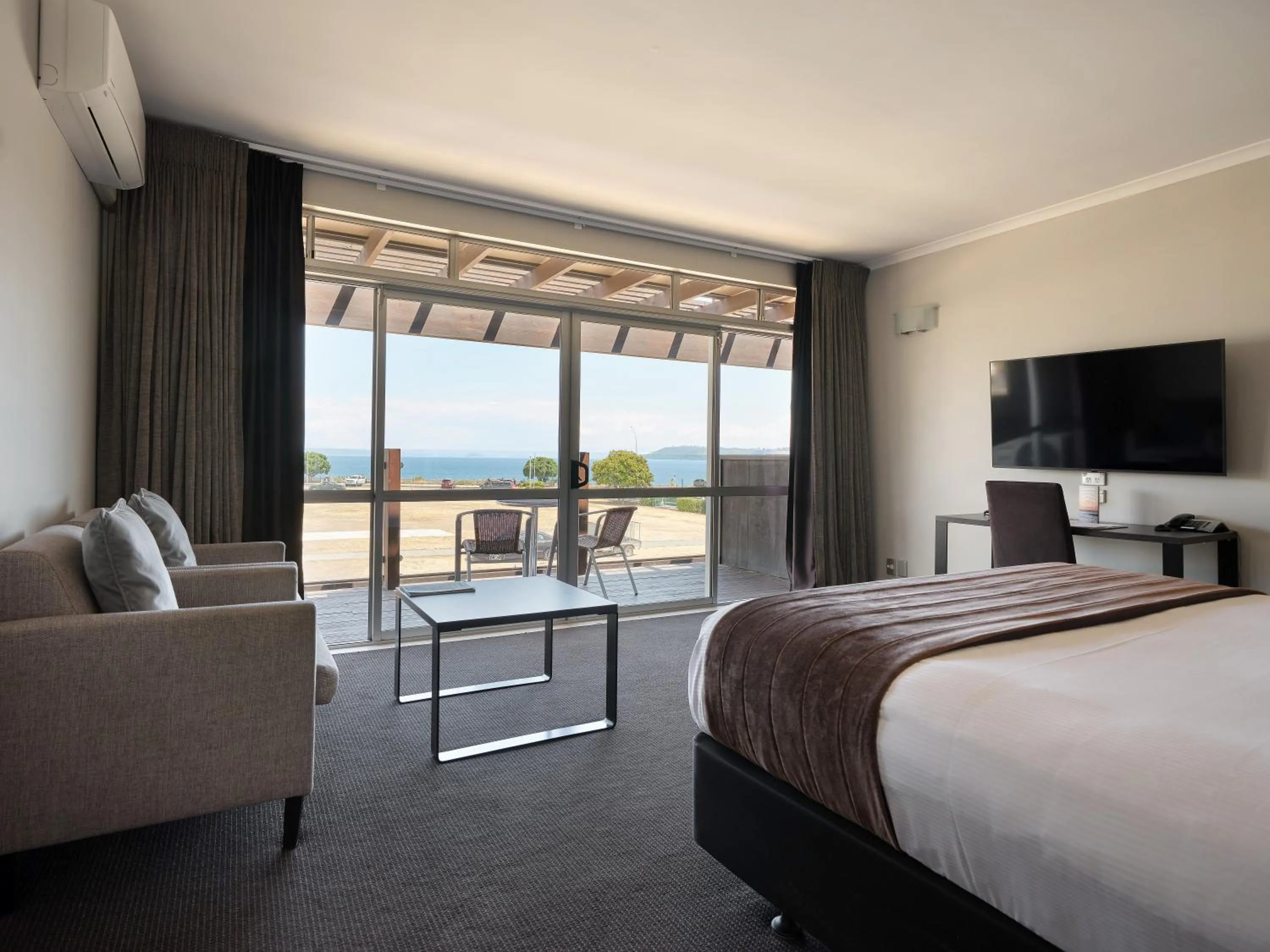 Bed in Suncourt Hotel & Conference Centre